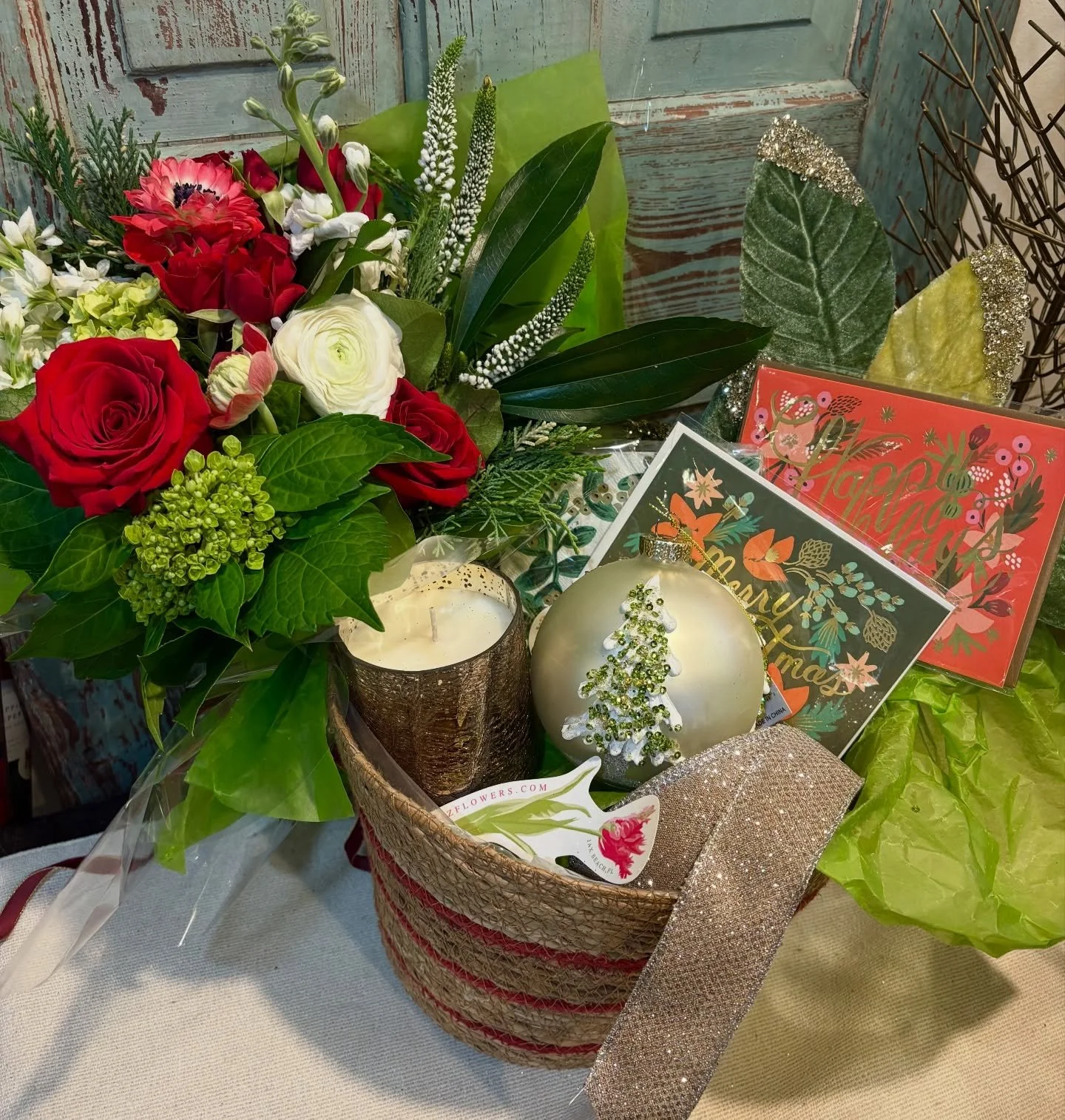 🚨 G I V E A W A Y  A L E R T 🚨

We are giving this sweet basket of holiday treats &amp; a wrapped bouquet of fresh florals to 1 lucky local winner! 🎄

To enter: 
1. Must live locally
2. Like this post 
3. Tag a friend in the comments below! 

‼️Wi