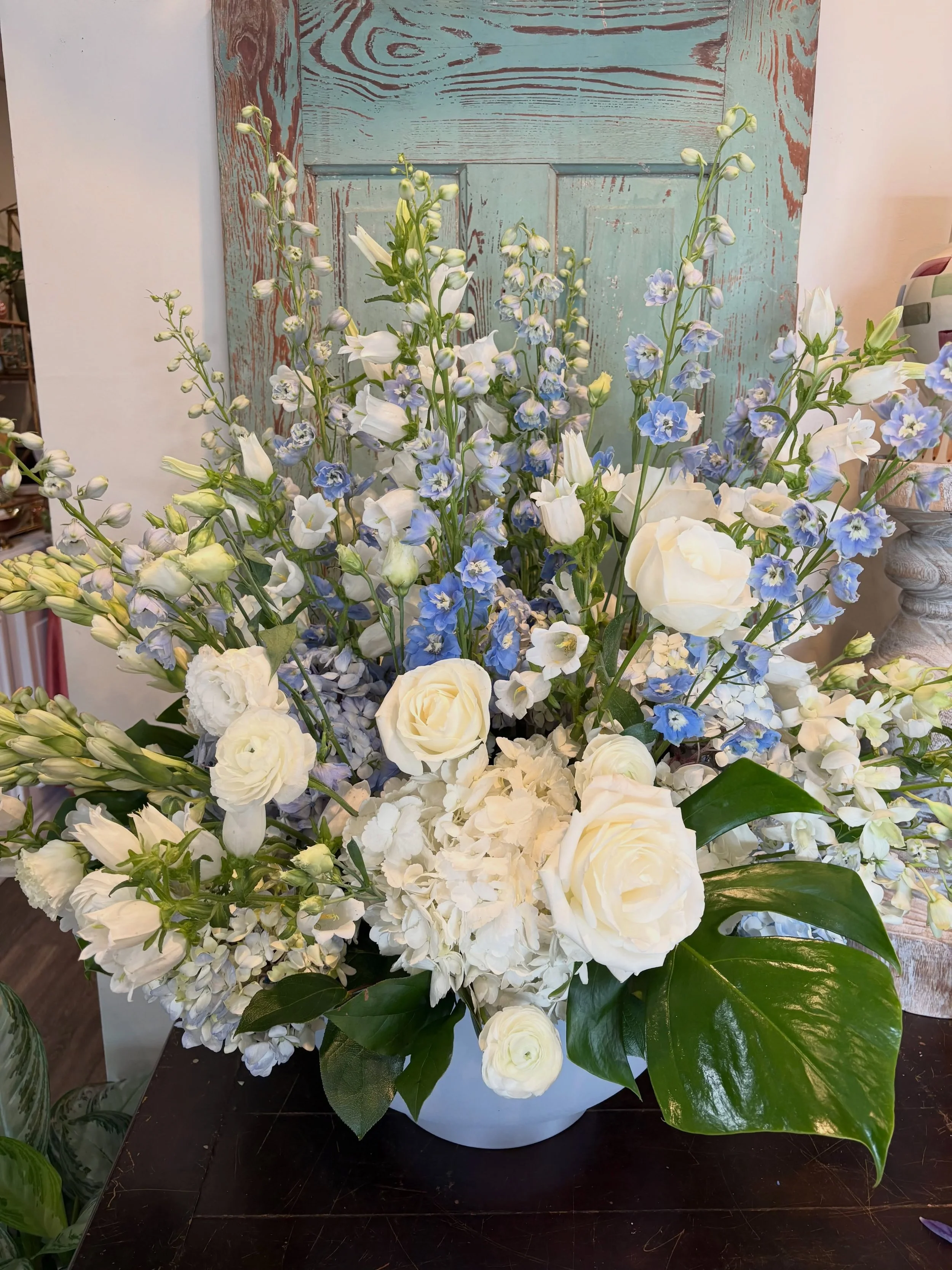 Riding the wave into the weekend! 🌊
.
.
.
#blueandwhite #softpalette #coastaldecor #coastalflowers #jaxbeach