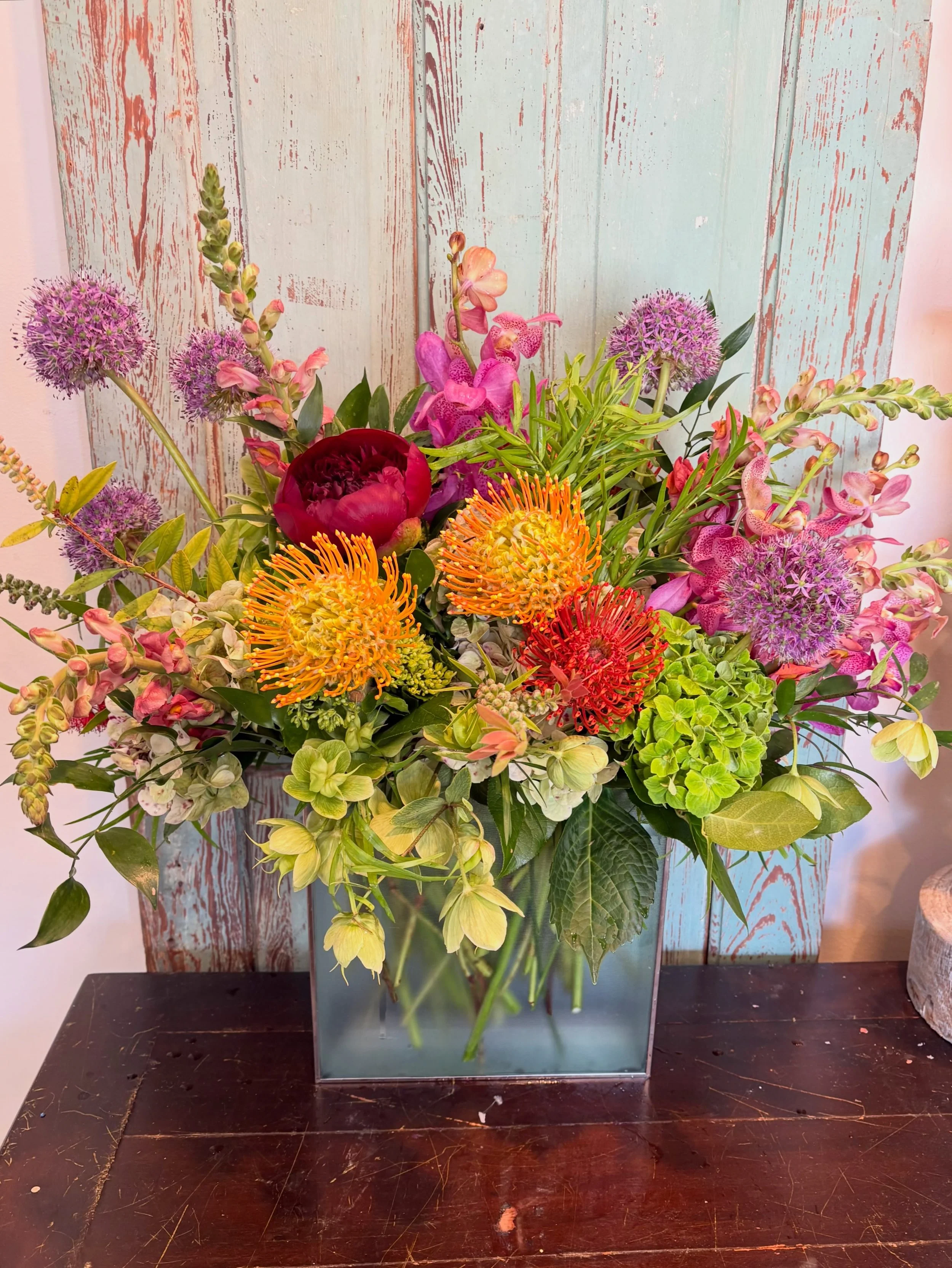 Happy weekend! 🎉💃
Our studio will be closed Monday for Memorial Day. Wishing everyone a fun &amp; relaxing weekend! 
.
.
.
#pontevedra #pontevedrabeach #jaxbeaches #jaxbeach #localflorist