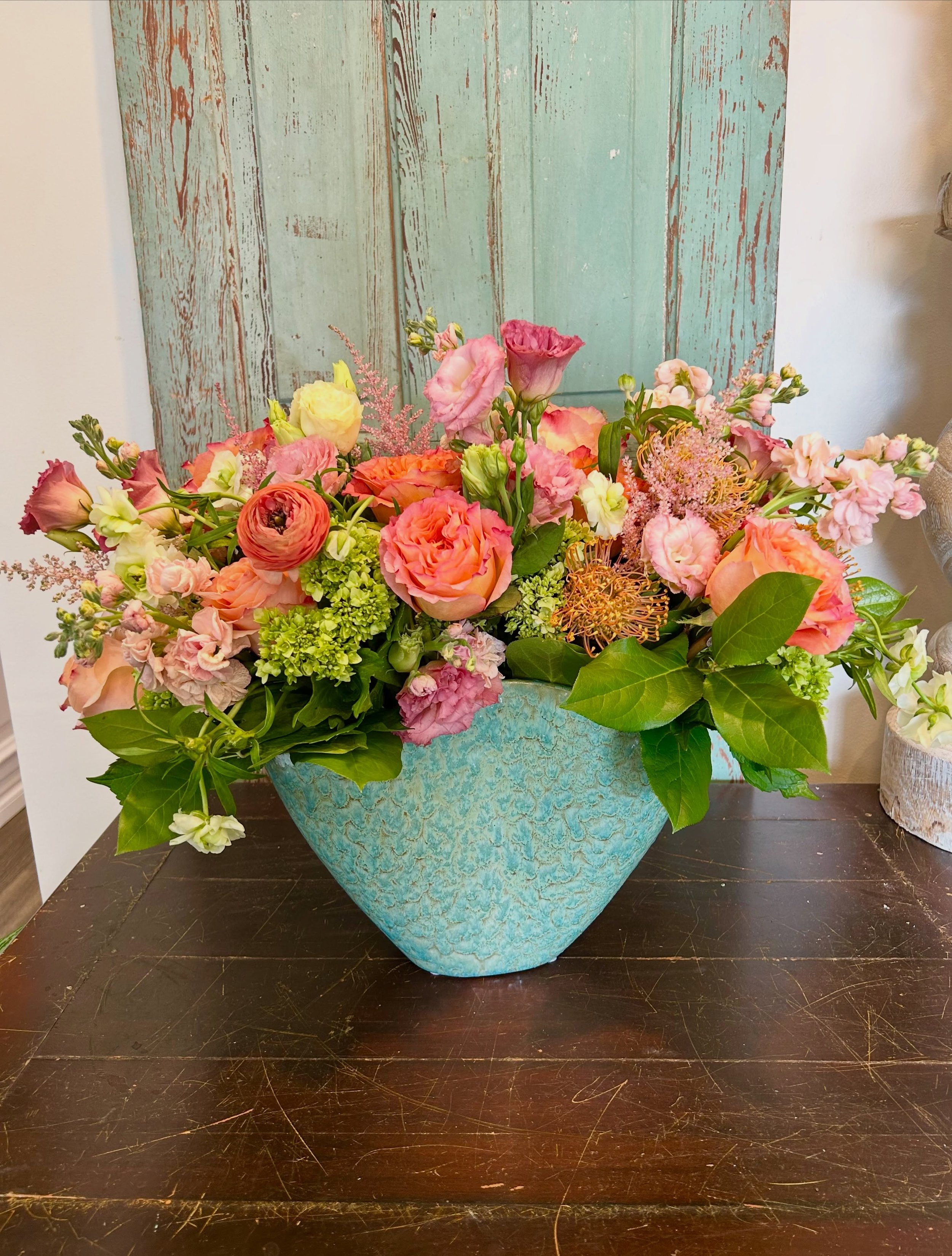 Happy Weekend! 🧡💚🩷
.
.
.
#gardenroses #jaxbeaches #jaxbeachbusiness #ranunculus #brightflorals