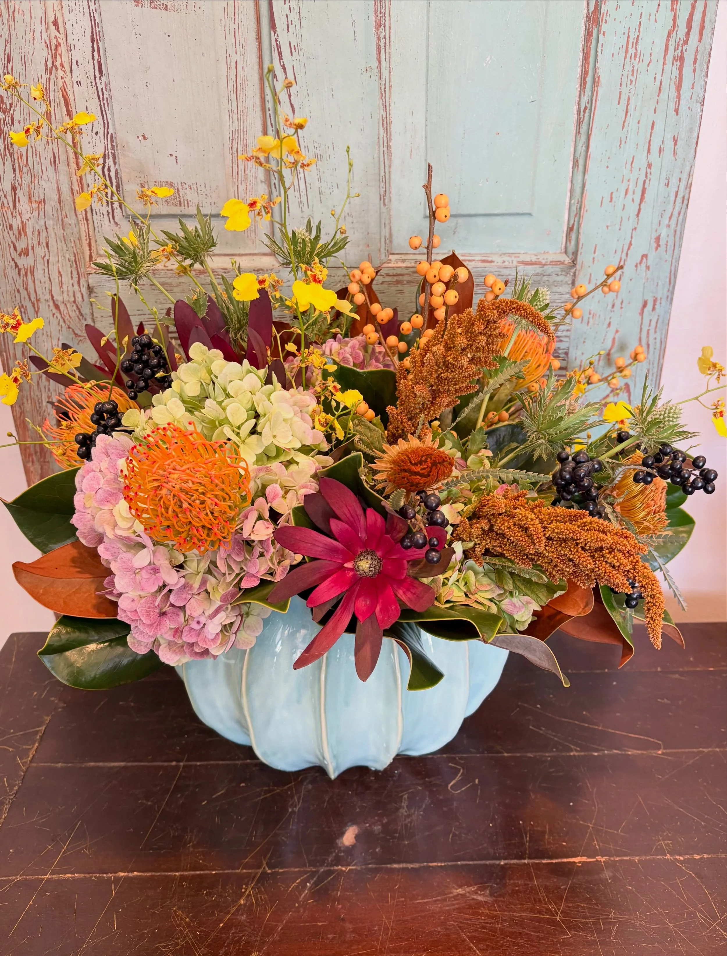 Fall is in the air! 🍂
.
.
.
#fallflorals #fallfloral #protea #autumnflowers #jaxbeaches