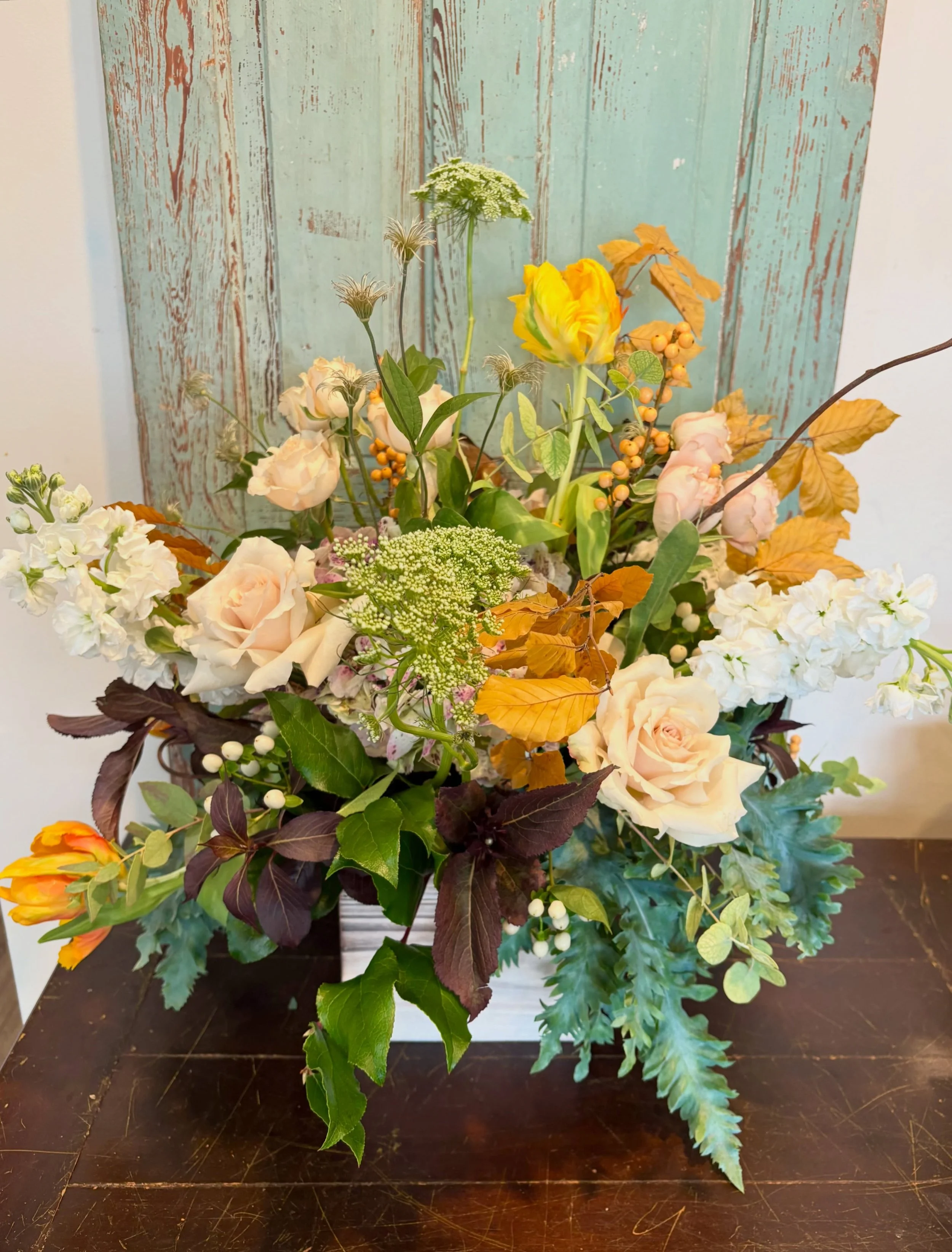 Autumn chic 🍂
.
.
,
#autumnflowers #fallflorals #tulips #jaxbeaches #pontevedra