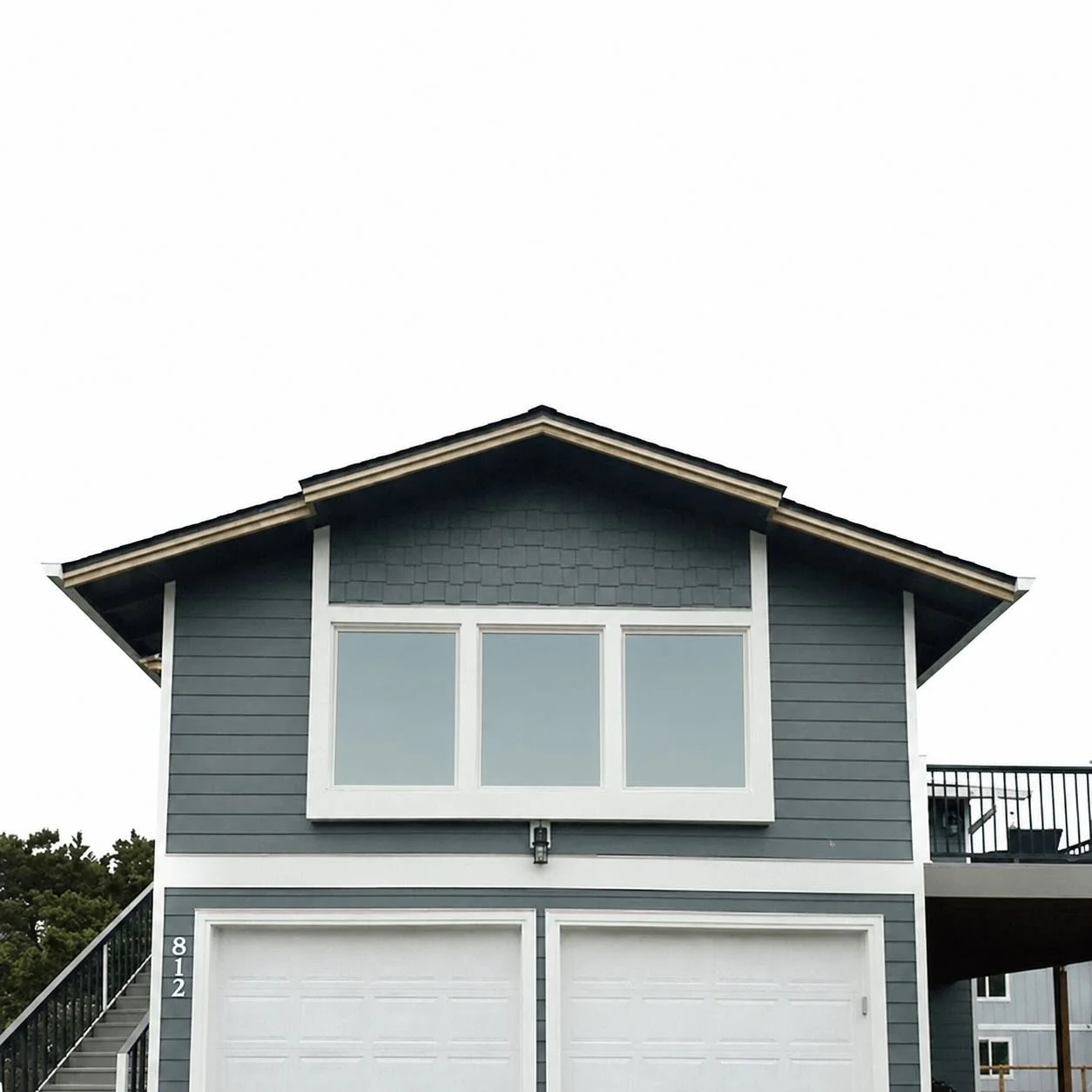 Clean coastal lines in Ocean Park, Washington!
This home features Night Gray James Hardie lap siding paired with crisp Arctic White trim for a timeless PNW look! 
Give us a call today for a free siding estimate at 360-258-0936!