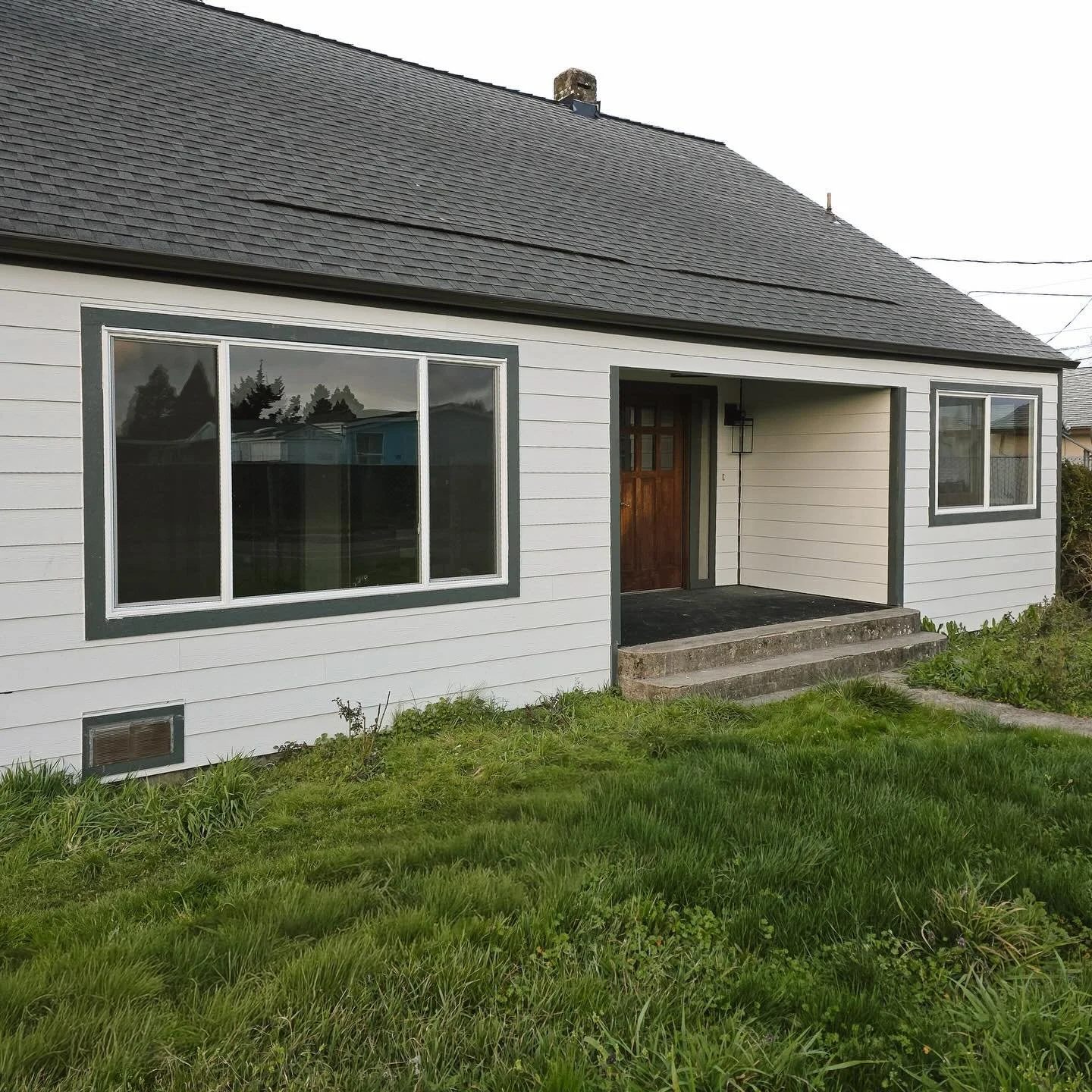Just finished this window project in Eugene, OR!

This home now has new Simonton Daylight Max windows, bringing in more natural light while improving energy efficiency and curb appeal.

Thinking about upgrading your windows? Give us a call today at 3