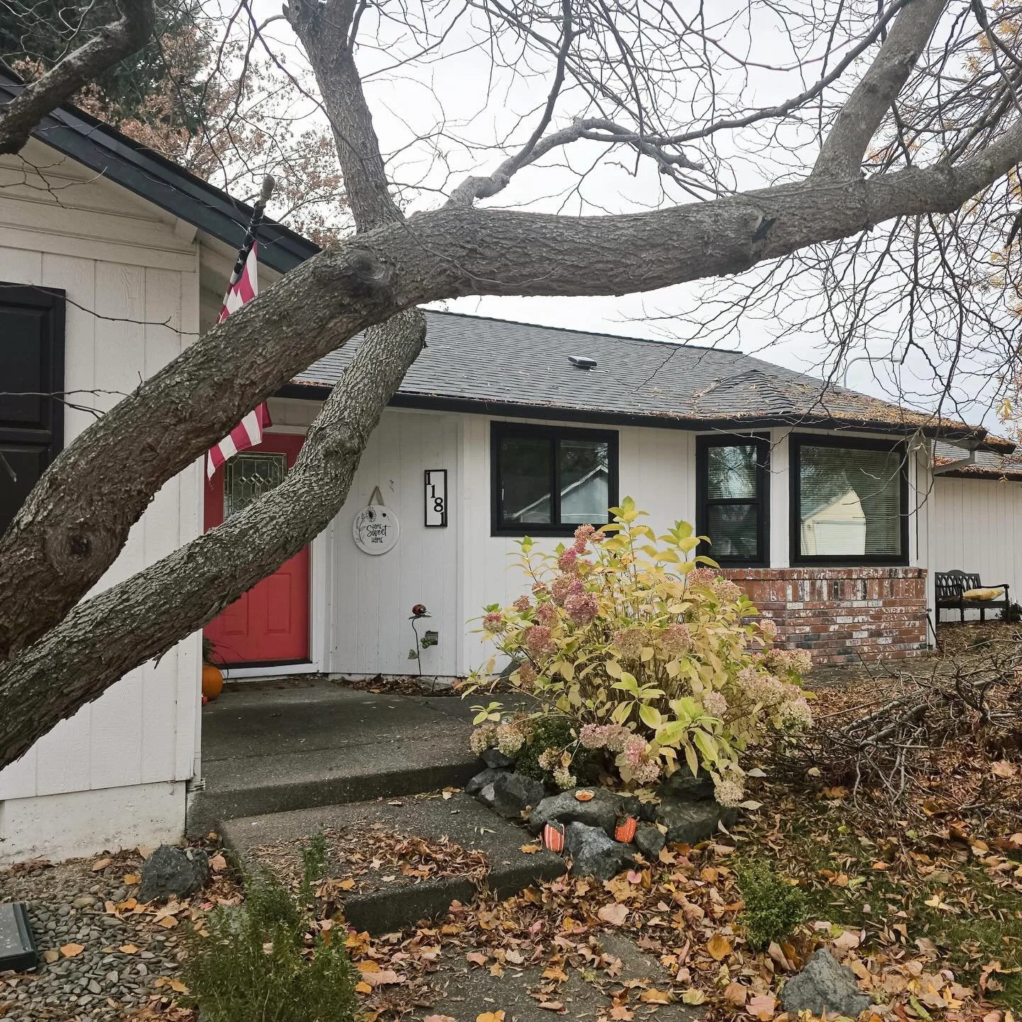Fresh black windows = instant transformation.
Another beautiful install completed in Medford, OR by our team!