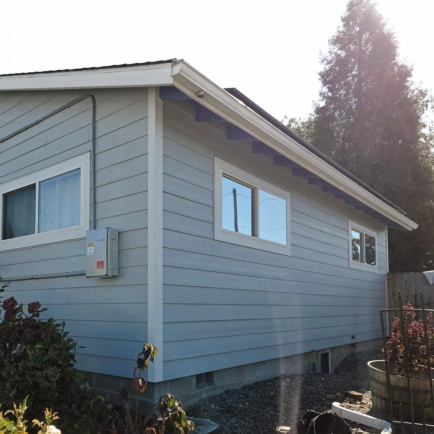 We gave this Roseburg, OR home a stunning upgrade with James Hardie ColorPlus siding in Light Mist paired with Arctic White trim for that crisp, timeless contrast.

Ready to refresh your exterior? Contact Weather Built Homes today for expert siding i