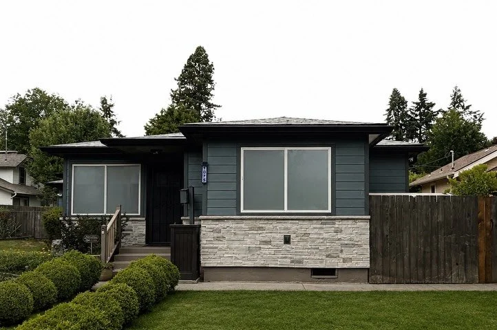 A fresh new look in Eugene, OR!

New James Hardie Evening Blue lap siding, Iron Gray trim, and beautiful Versetta Stone brought this home&rsquo;s curb appeal to the next level.

#JamesHardie #VersettaStone #EugeneOR #WeatherBuiltHomes #CurbAppeal
