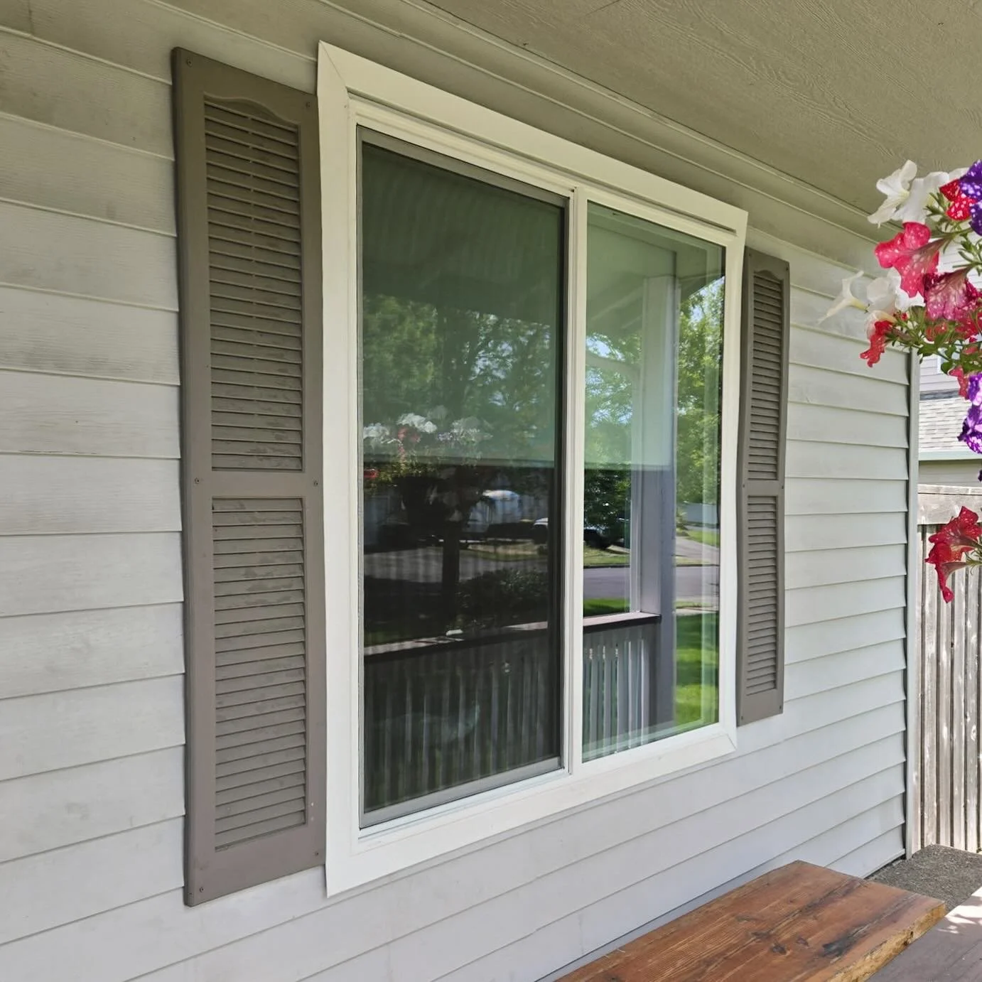 Fresh new windows installed in Forest Grove, OR! ✨ Another happy homeowner and another WBH project completed with care.
Call us today for a free window estimate for your home at 360-258-0936!