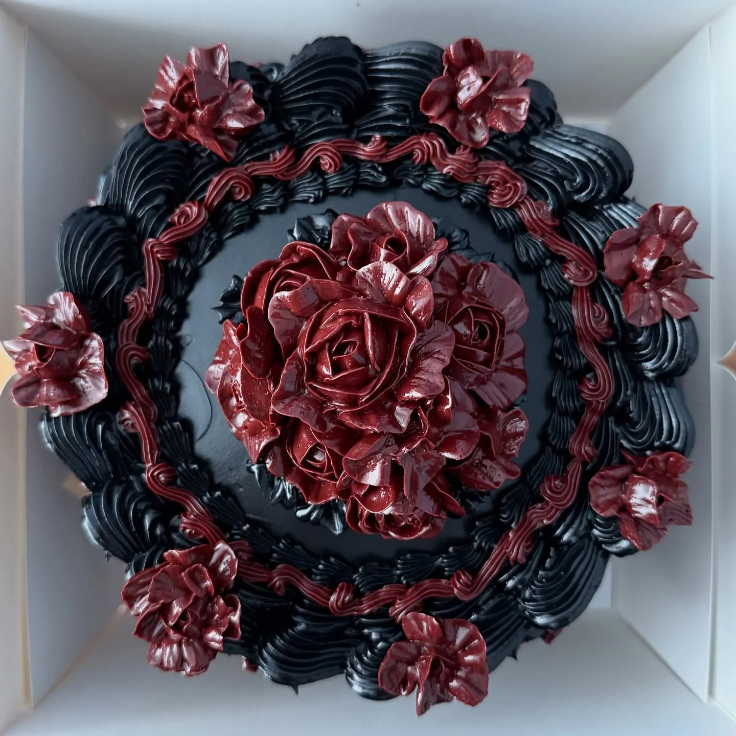 Spooky season is amongst us, can I get more orders for gothic cakes, please and thank you 🙏🏽 
Swipe for my terrible mock up sketches 😅

Some close up shots of my favourite wedding cake and cupcake set 🥹
We ended up going for a single tier instead