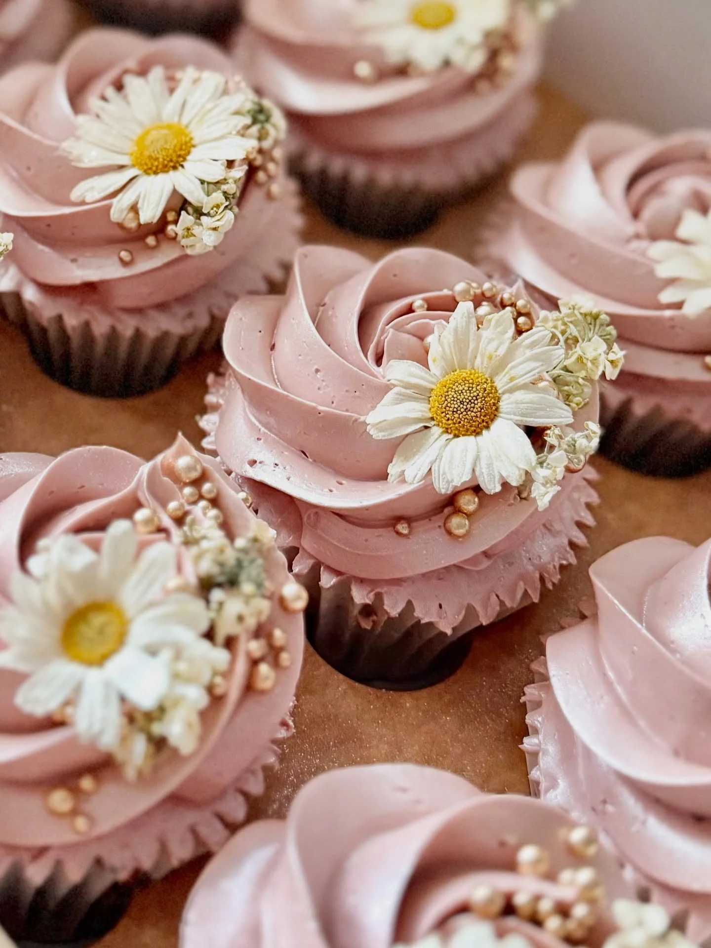 Gluten free wedding cupcakes 🌸

Edible dried flowers from @pollyspetalsuk and metallic gold sprinkles from @sugarysolutions 💕

☾˙❀‿❀˙☽

#flowercupcakes #floralcupcakes #cupcakes #glutenfree #glutenfreecupcakes #vintageaesthetic #buttercreamcupcakes