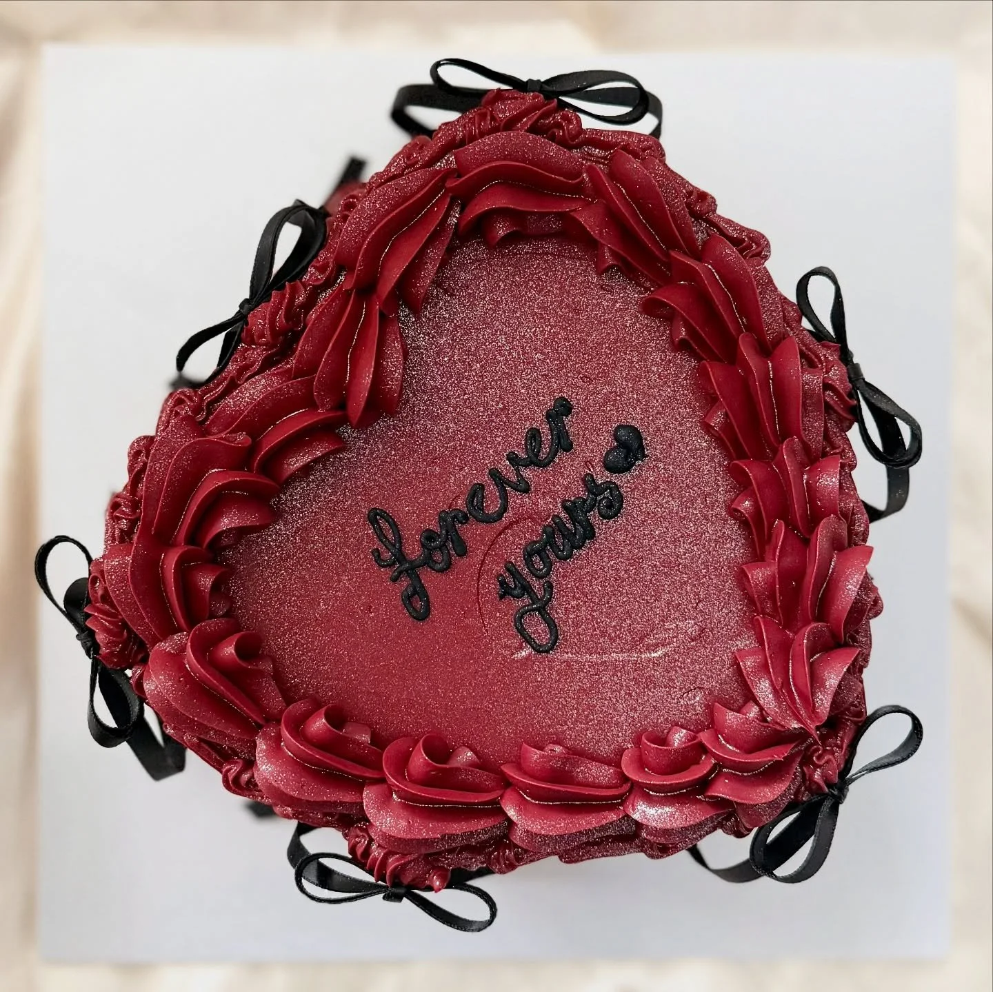 Forever yours 🖤

A moody, romantic cake for  @eternal_dread_ &hearts;️

☾˙❀‿❀˙☽

#foreveryours #romantic #gothic #moodygram #vintagecakes #vintageaesthetic #retrocake #blackandred #buttercreamcake #buttercreampiping #manchestercakes #cakesmanchester