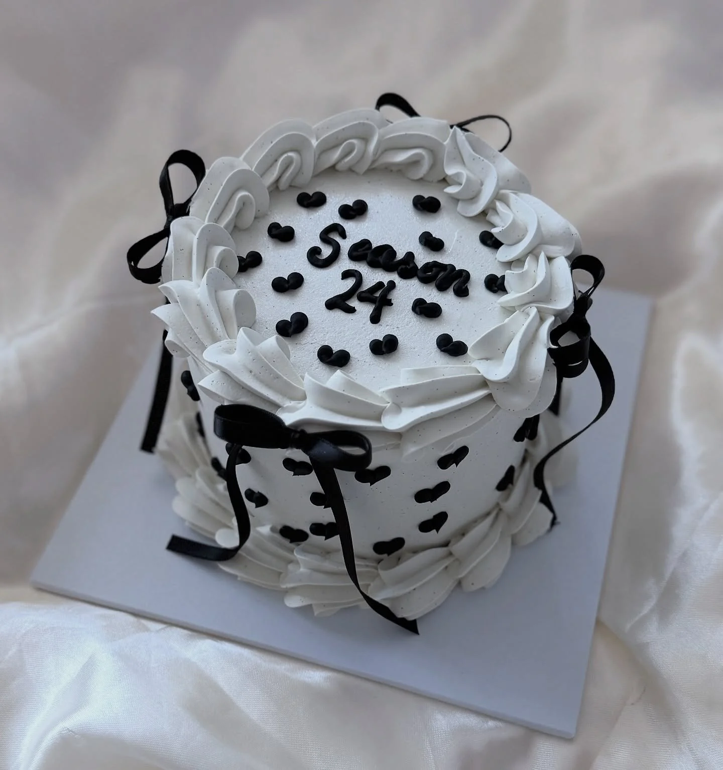 Black and white 🖤🤍

☾˙❀‿❀˙☽

#blackandwhite #coquette #birthdaygirl #birthdaycake #vintagecakes #lambethcake #bowcake #prettycakes #buttercreamcake #manchestercakes #manchester #didsbury #westdidsbury #cheadle #cheadlehulme #withington #chorlton #h