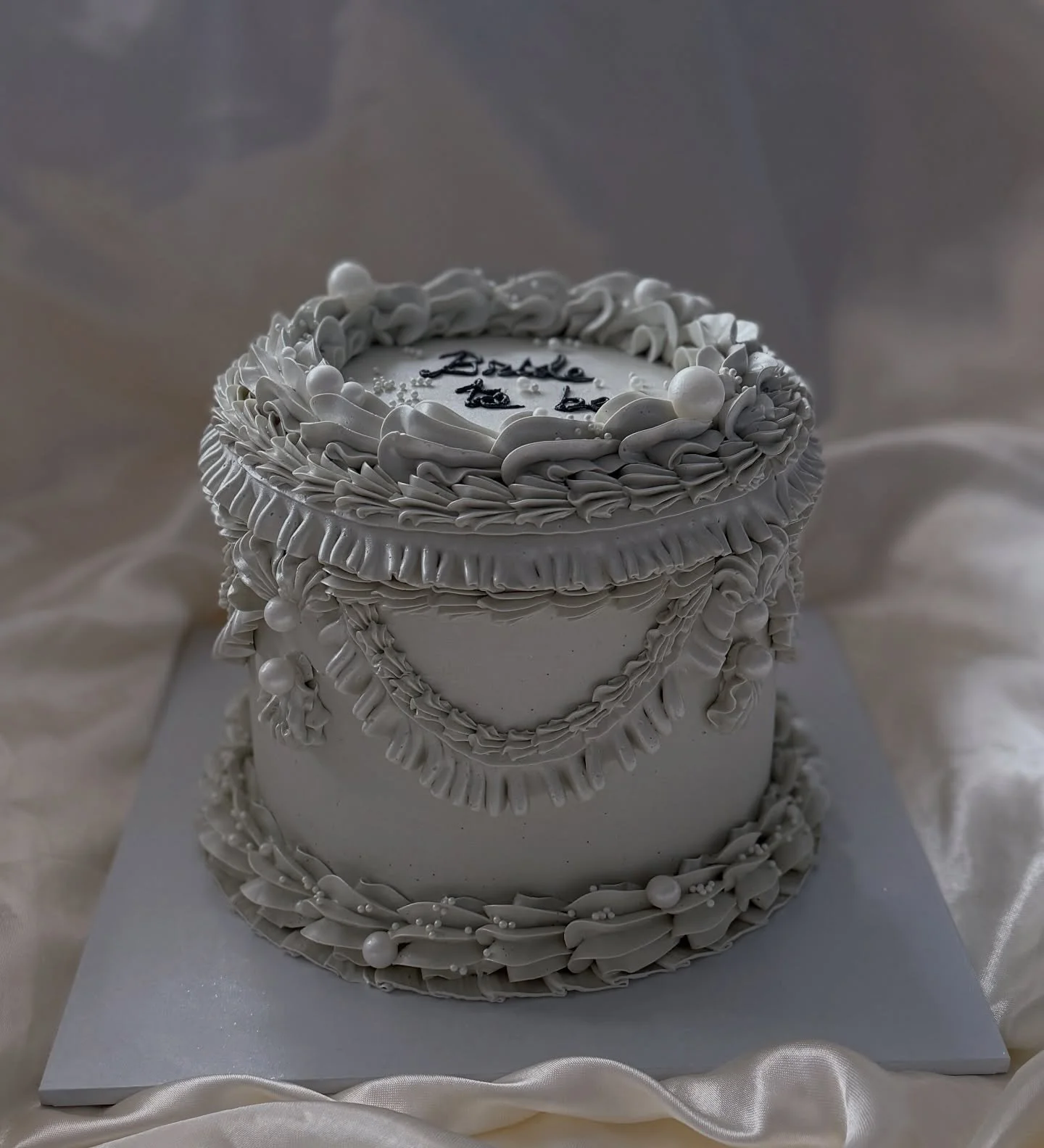 Bride to be 🤍 

☾˙❀‿❀˙☽

#whitecake #bridetobe #customcake #vintagecakes #lambethcake #buttercreamcake #vintageaesthetic #cottagecore #buttercreampiping #pinterestaesthetic #cakesofinstagram #prettycakes #manchestercakes #manchester #didsbury #westd