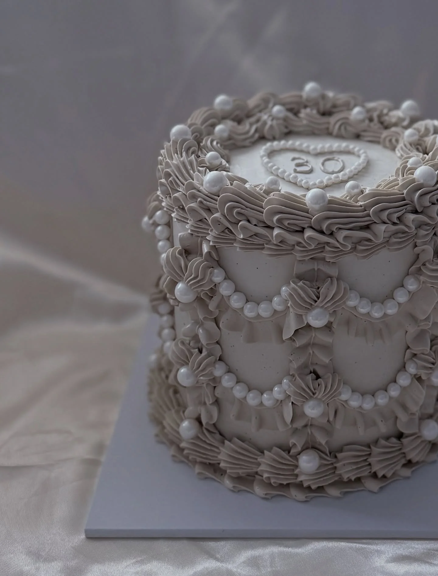 Did anyone say frills and pearls? 

☾˙❀‿❀˙☽

#pearlcake #vintagecake #frills #buttercreamcake #lambethcake #coquette #cottagecore #prettycake #birthdaycake #thirty #30thbirthday #30 #manchestercakes #cakesmanchester #manchester #didsbury #westdidsbur