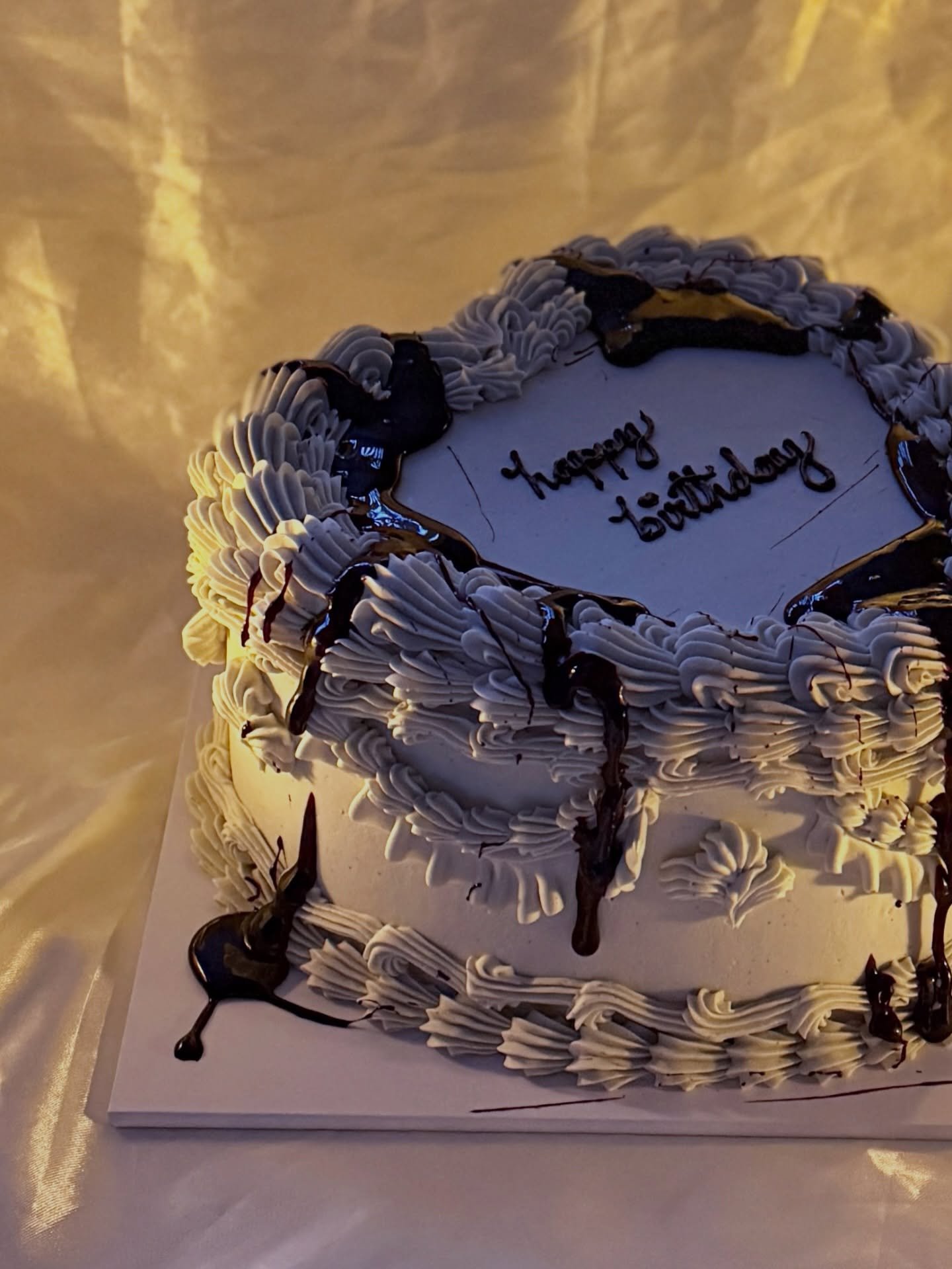 *NSFW SONG LOLZ* 

First time making and decorating with *fake* edible blood - thanks @michellebakes.xo for sharing your recipe! I made mine thicker on the outside because I was hella paranoid about them sliding off 😅
Also 💩 lighting I know, whippe