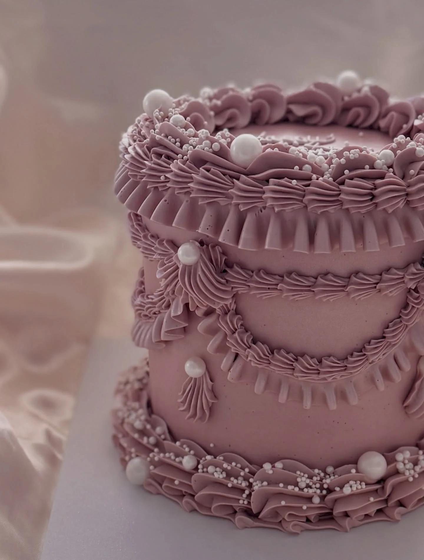 Pink version of this design that&rsquo;s proving rather popular 😍

☾˙❀‿❀˙☽ 

#vintagecake #birthdaycake #cottagecoreaesthetic #manchestercakes #didsbury