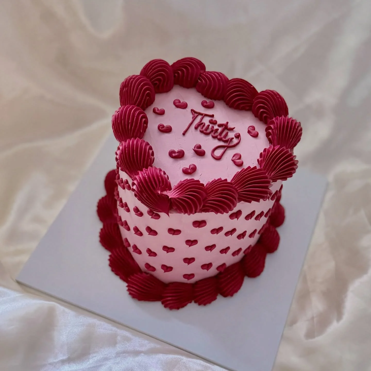 Pink and red gluten free cake ❤️ 💓 

☾˙❀‿❀˙☽

#glutenfreecake #manchestercakes #vintagecakes #didsbury #heartcakes