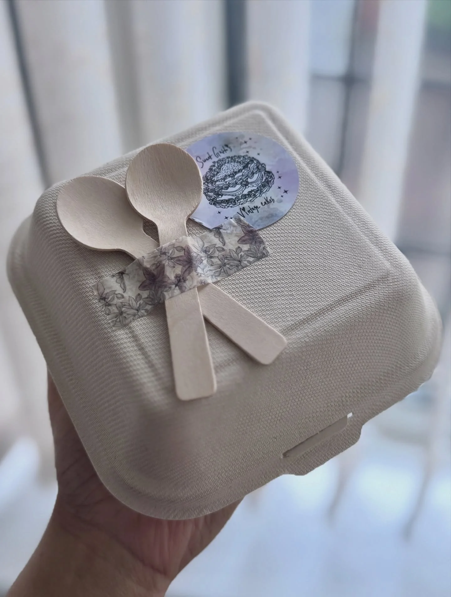 Who loves a bento cake 😆
Details about ordering bento cakes are saved in highlights and on my website (always linked in bio)! 

☾˙❀‿❀˙☽

#bentocakes #manchestercakes #birthdaycakes #vintagecakes #buttercreamcake