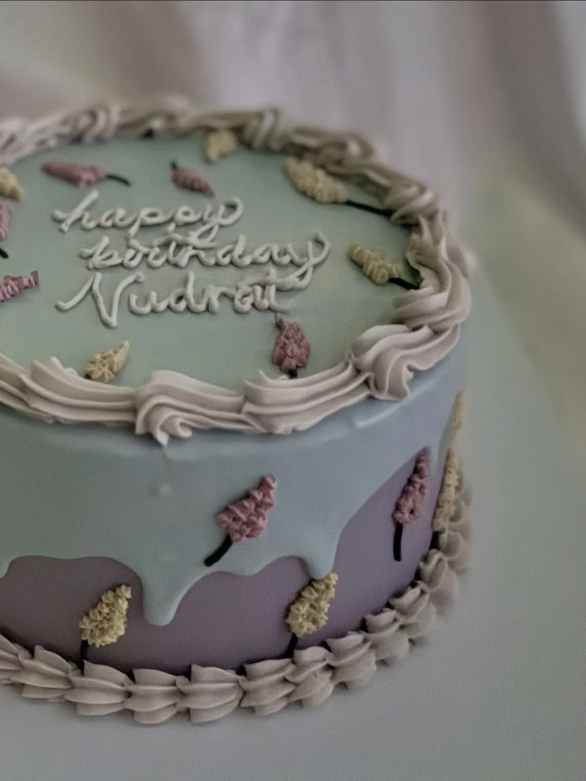 Gluten free doesn&rsquo;t mean 💩 cake! 
Evening lighting is so poo I&rsquo;m sorry 🥲

☾˙❀‿❀˙☽

#vintagecakes #glutenfree #glutenfreecake #manchestercakes #buttercreamcake