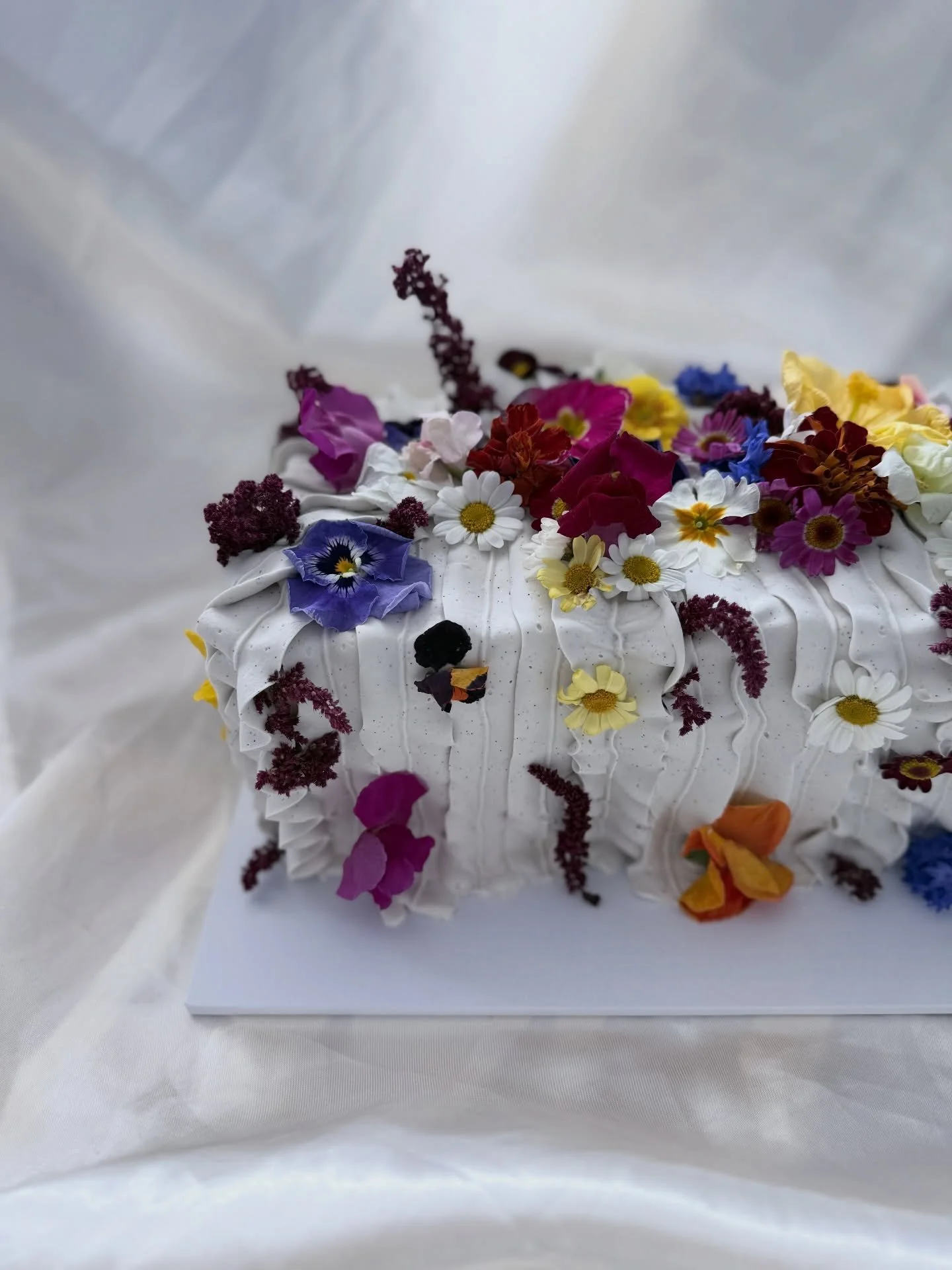 Spring is here please request more flower cakes 🙏🏽

Design inspired by @amelie.s_bakery , the most beautiful fresh edible flowers from @nurturedinnorfolk 🌼

☾˙❀‿❀˙☽

#flowercake #vintagecake #cottagecore #manchestercakes #didsbury