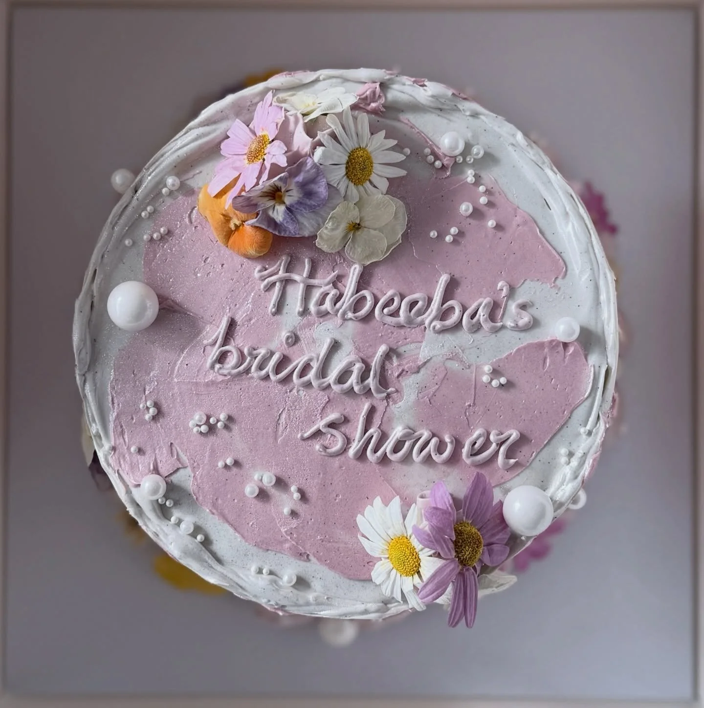 Flower cakes are so ahhh 🥹

Design inspo - @cakebysu &hearts;️

☾˙❀‿❀˙☽

#flowercake #springtime #vintagecake #manchestercakes #didsbury