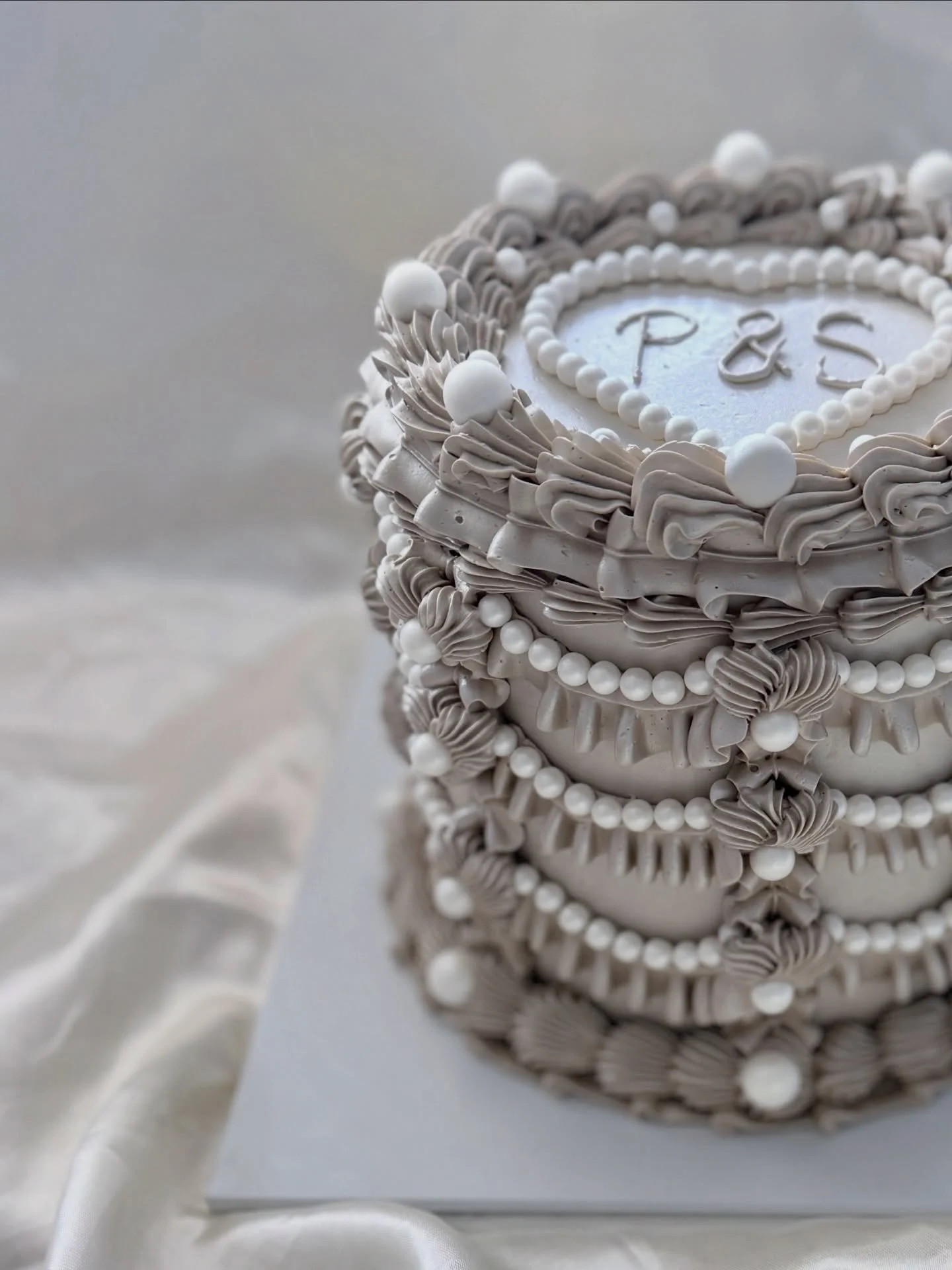 Who loves frills and pearls ✋🏽

☾˙❀‿❀˙☽

#weddingcakes #vintagecake #manchestercakes #didsbury #chorlton