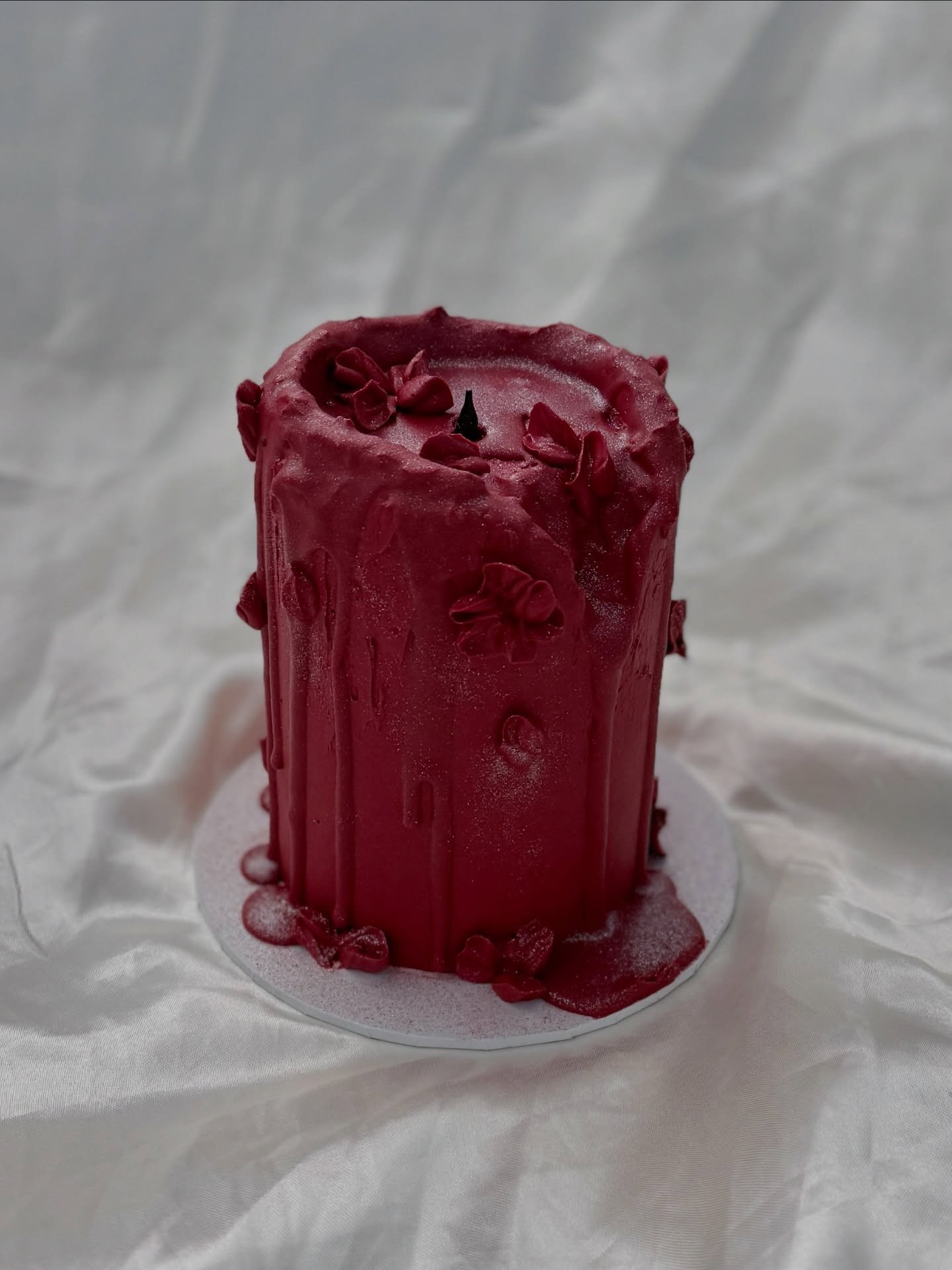 She&rsquo;s melting, she&rsquo;s brooding, she&rsquo;s a little gothic red 🥀 

Inspired by @cakesbylalae &hearts;️ 

☾˙❀‿❀˙☽

#candlecake #gothic #glutenfreecake #manchestercakes #didsbury