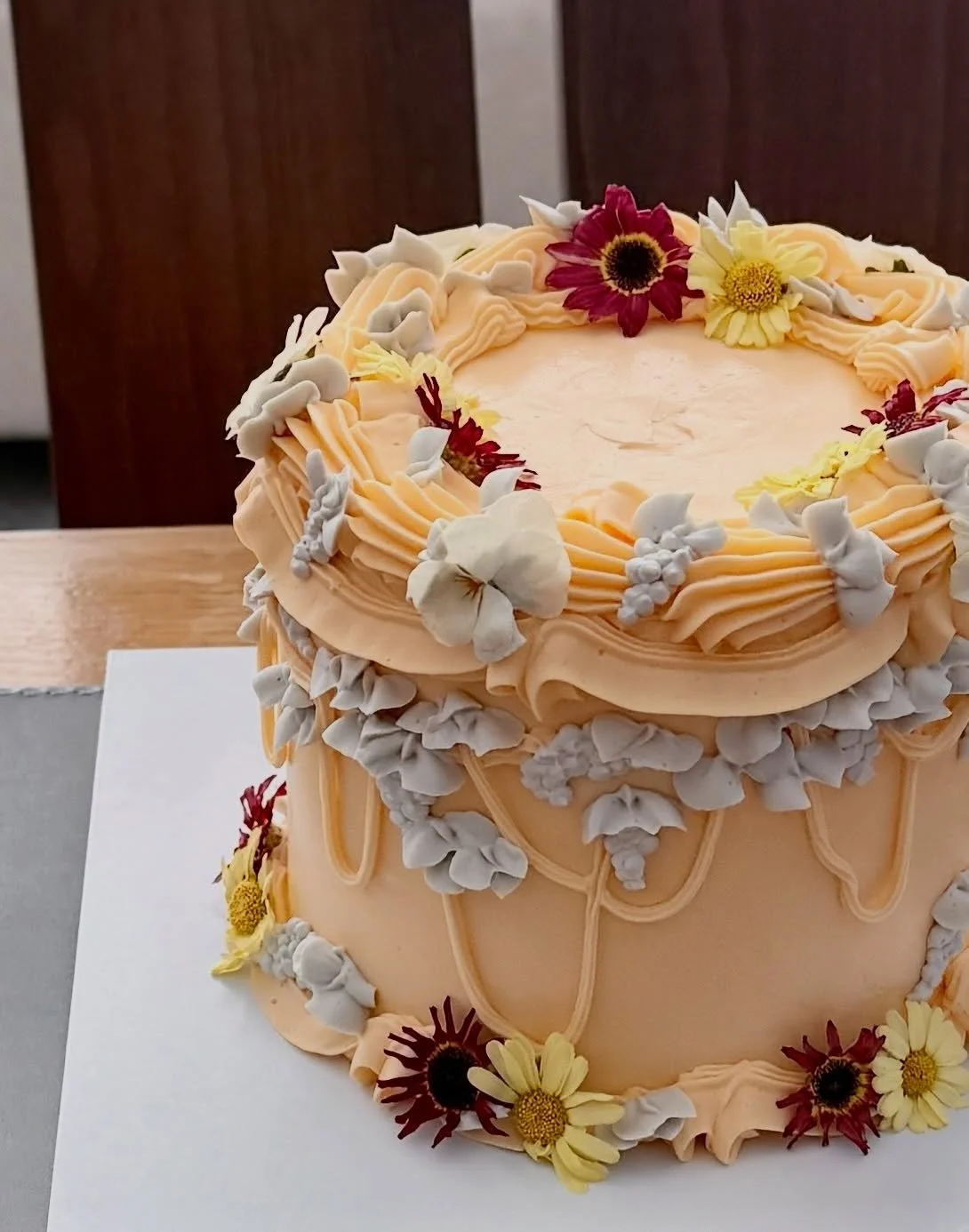 No time to do my pretty background set up on Eid day! Cute little cake prezzie for @bakes.byaisha 🥹

Design inspired by @thesugarpott &hearts;️

Flowers from @pollyspetalsuk 🌼

☾˙❀‿❀˙☽

#eidcake #manchestercakes #vintagecake #didsbury #buttercreamc