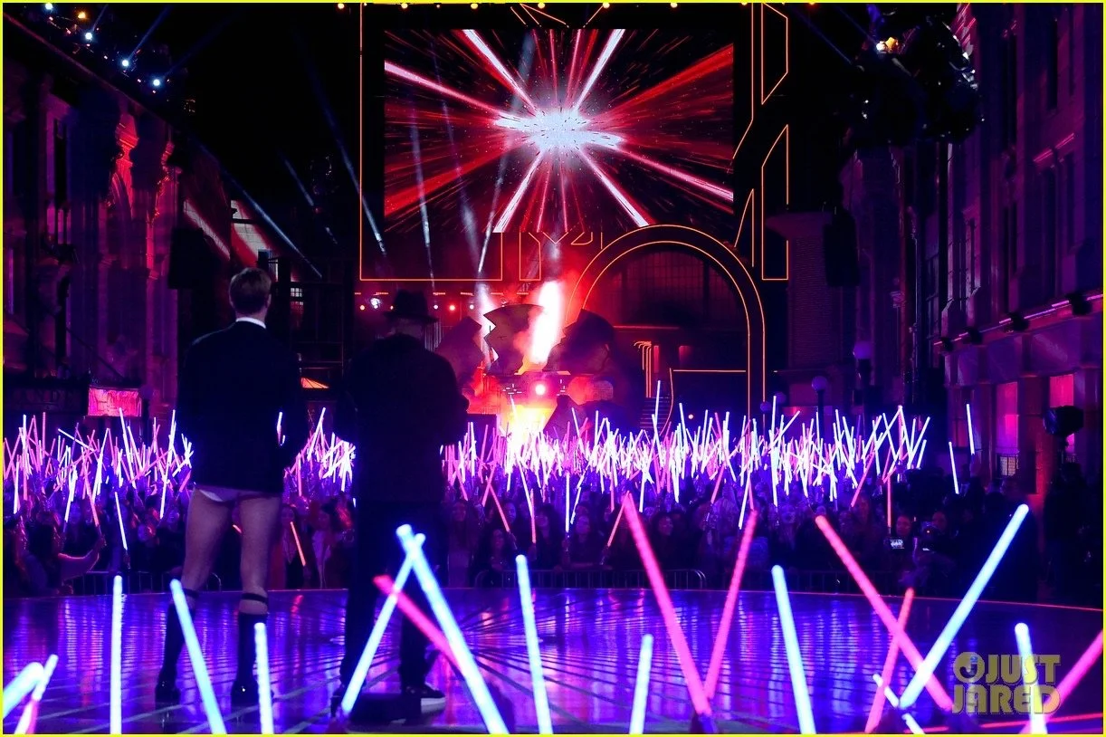 alexander-skarsgard-tighty-whities-mtv-movie-awards-2016-26 2.jpg