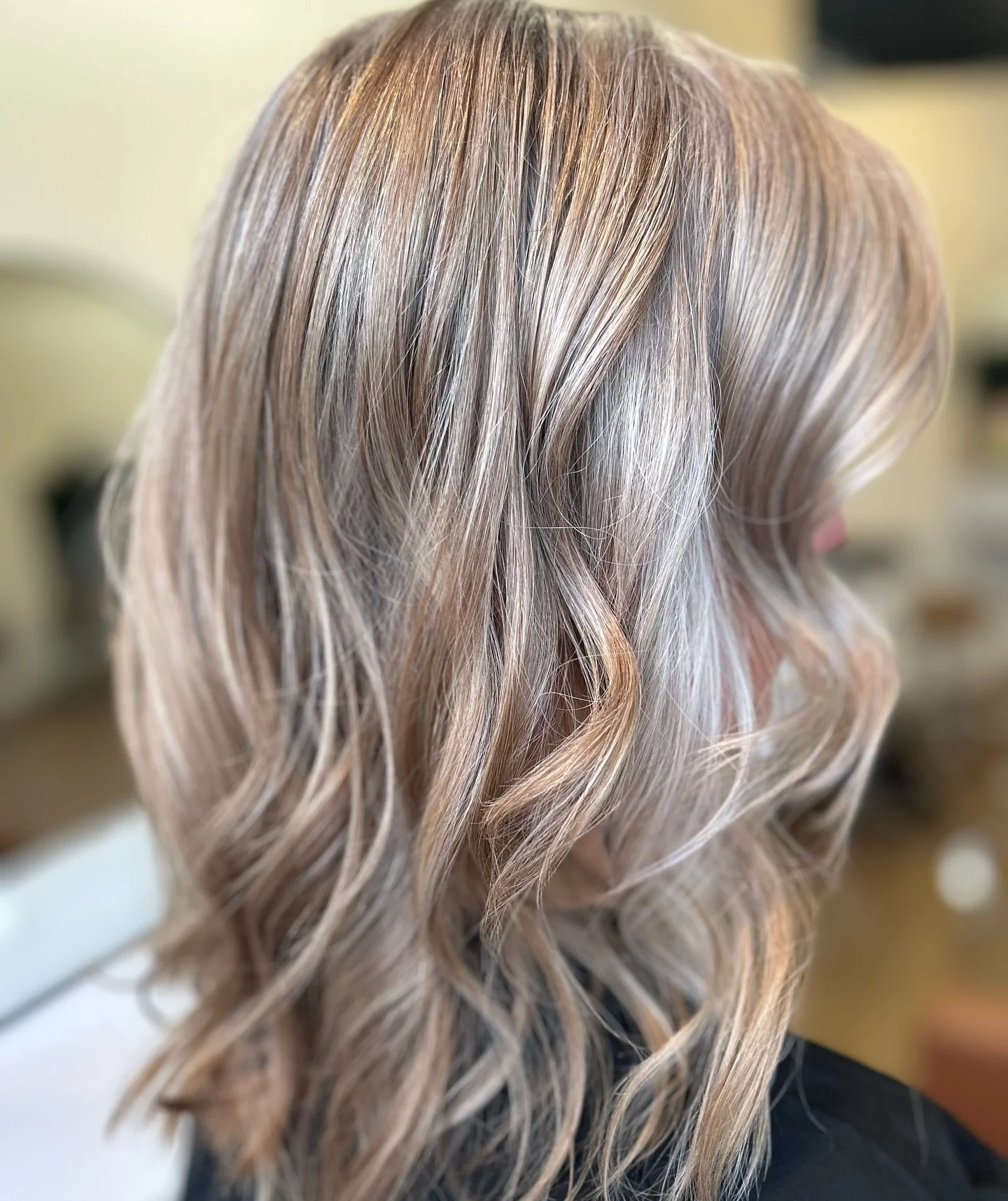 D A Y G L O W
Blondie blonde by @tracythebarber . 👈🏽 Click on her name for full access to her online booking and prince list.
