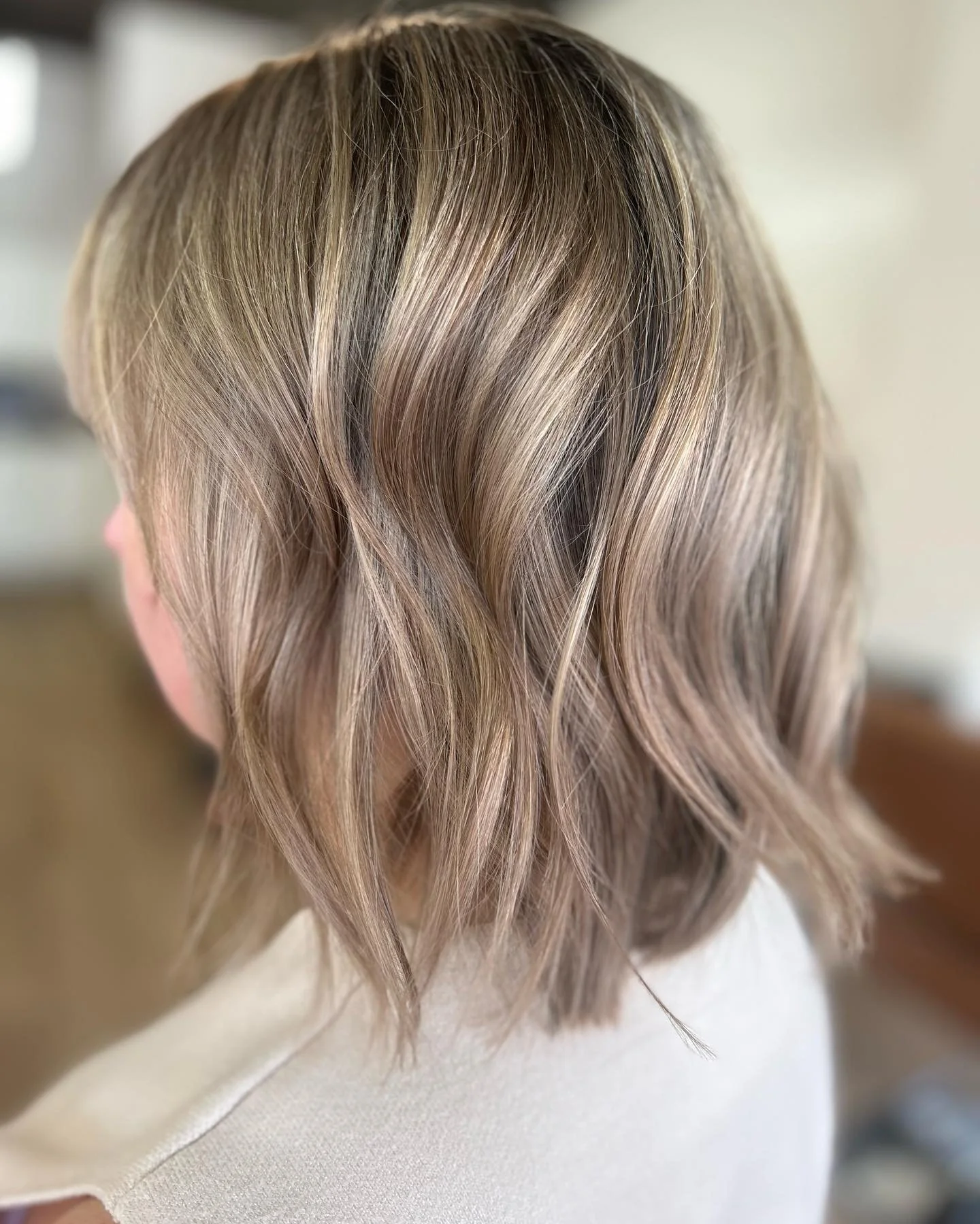 D A Y G L O W
Short and sassy 💇&zwj;♀️✨ @tracythebarber is an expert in  textured bobs and flawless color blending.