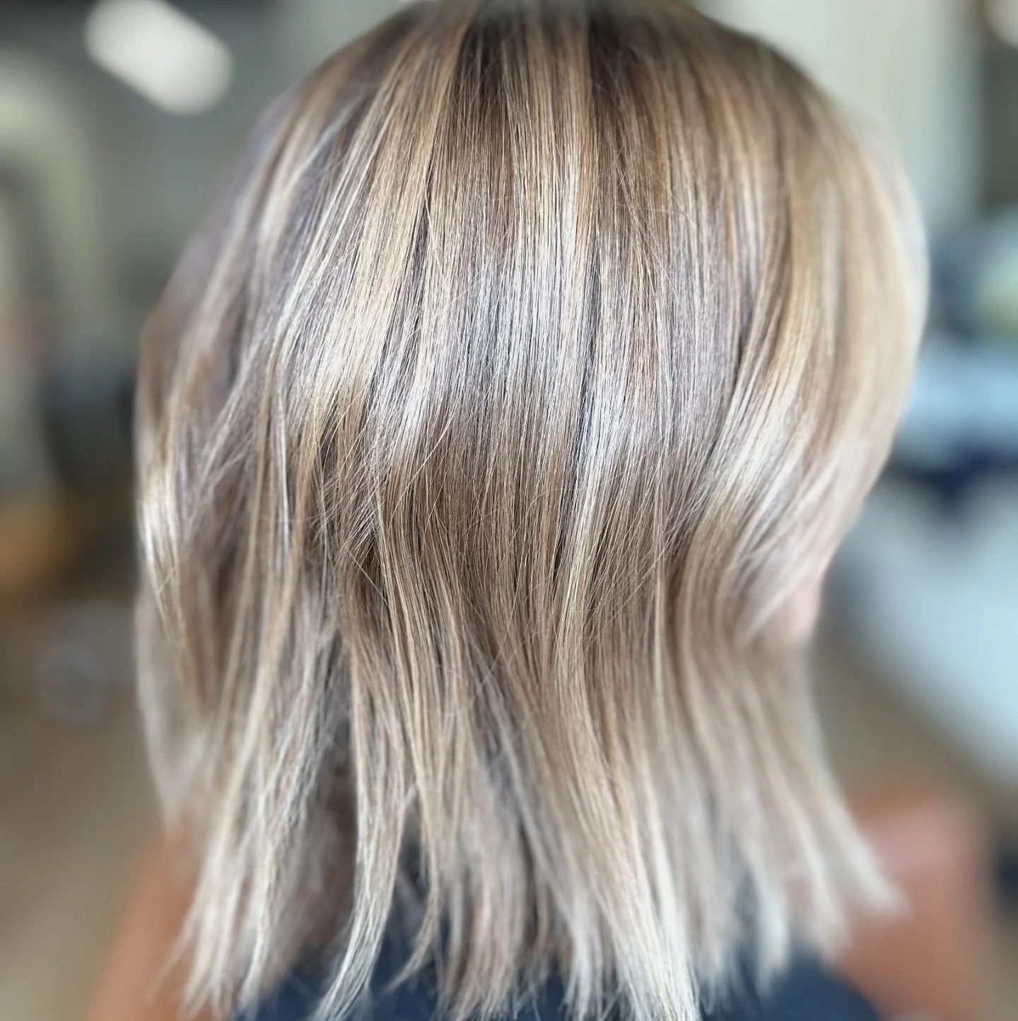 D A Y G L O W
Fall blondes coming in strongggg right now from @danihairchicago ! 
Head to the website to see all booking information for our stylists. The crisp weather calls for an appointment in our chairs.