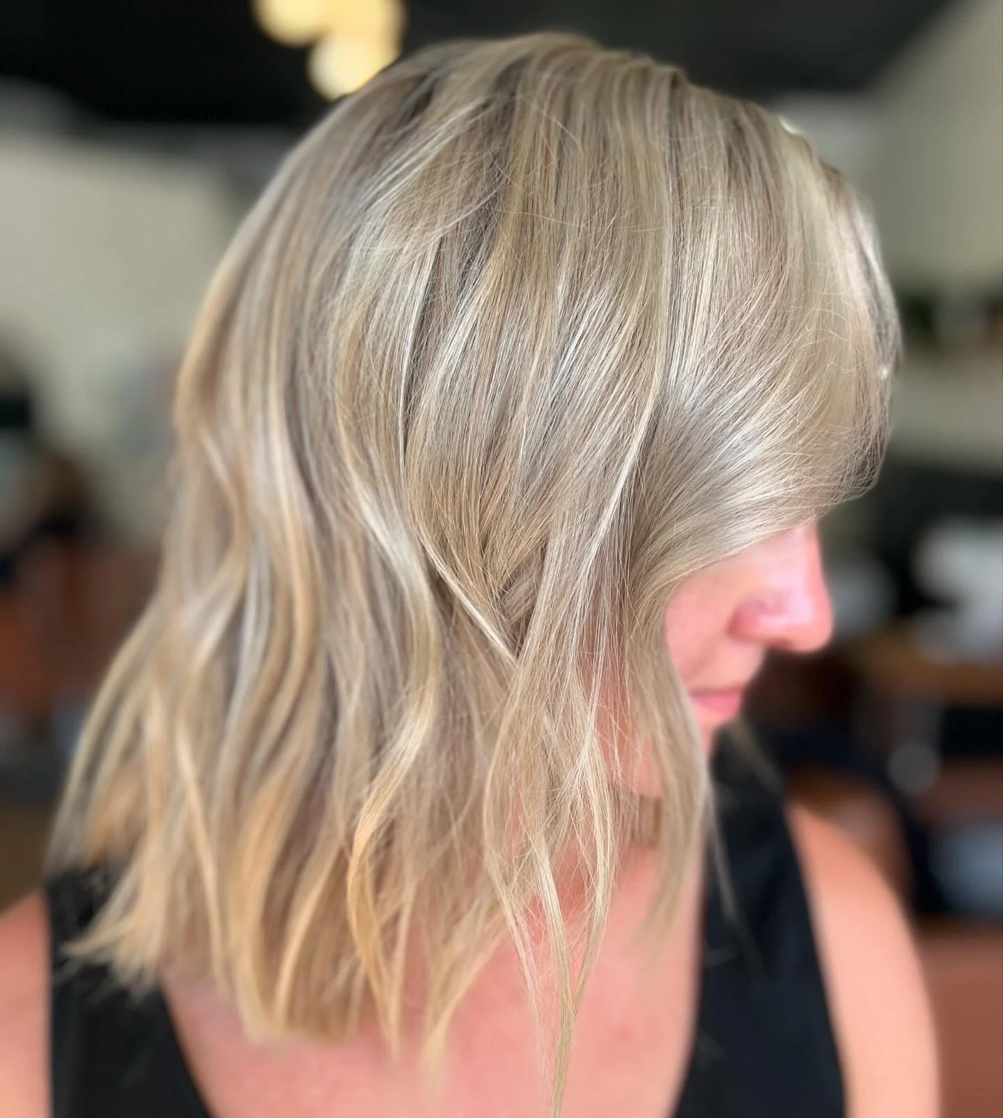 D A Y G L O W&hellip; To match Chicago&rsquo;s vibe today, we bring you a beautiful pearly blonde by @meshelldoeshair