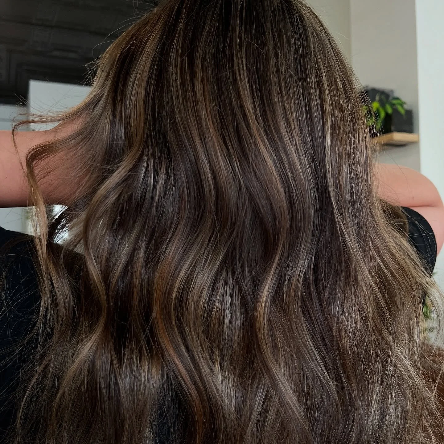 Lighting is key 🔑 for a dimensional brunette🤎

Deeper brown and bronde tones have such a different reflect in different lights 💡

One of the best colors to do if you&rsquo;re wanting a mix of big and small change🤍

It&rsquo;s the duality for meee