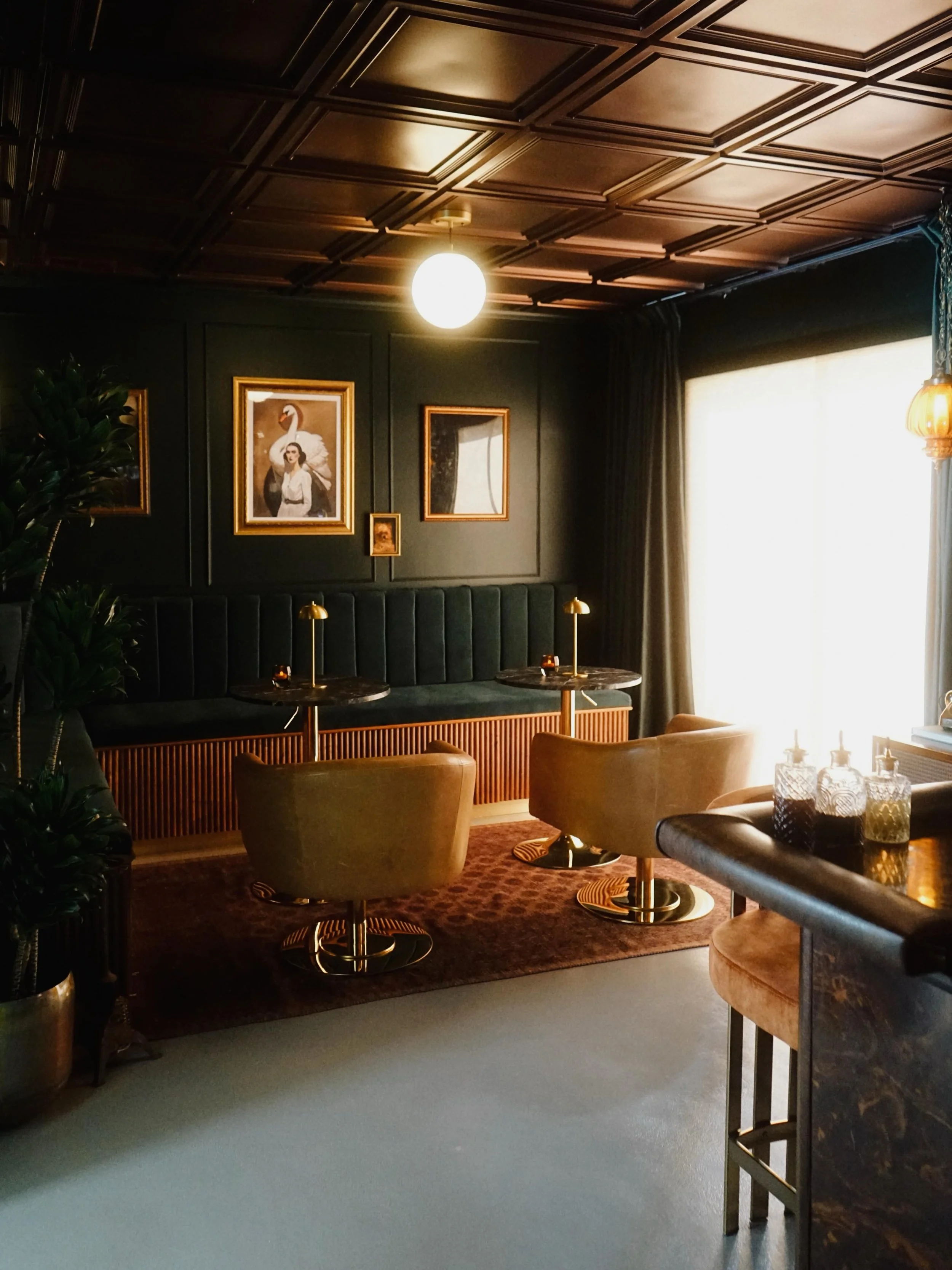 The newest bar in Palm Springs isn&rsquo;t open to the public. Check out how the homeowners of this Alexander, featured on our 2026 @modernism_week Homes Tour, transformed a pre-existing casita into their very own speakeasy. (Swipe to see how it look