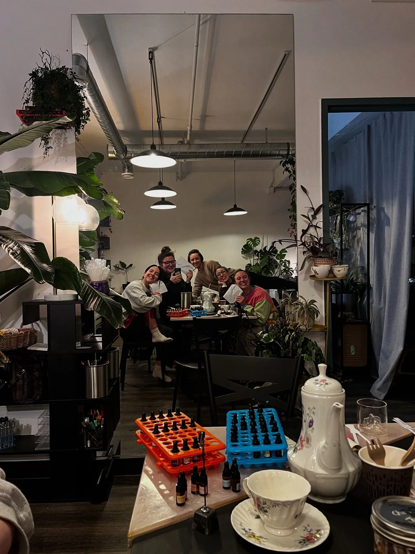 A huge thank you to @ol.facto for hosting the MFD team last night for the COOLEST workshop ever! And A big thank you to our MFD team member @annecyy for organizing this great night!

We learned all about the brain, scents and memories! 

We smelled d