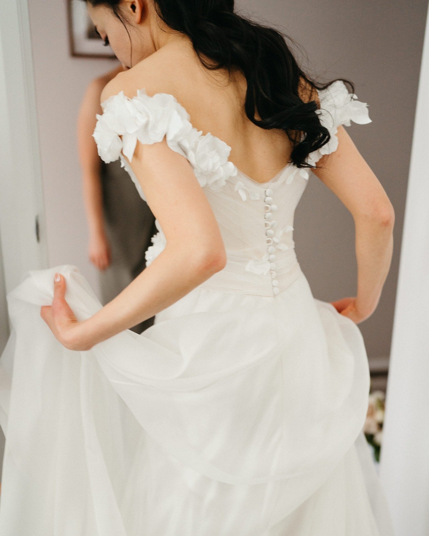 Clairine's beautiful custom #louisealvarez gown, which was created with layering's of silk organza and tulle over silk satin, appliqued with 3d floral embroidered tulle, simply stunning! 🥰😘xx Image @elizajade #louisealvarezcouture #weddingcouture #