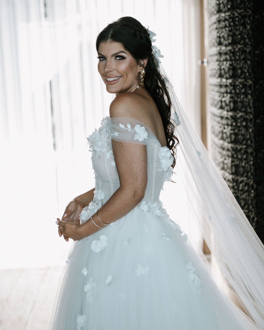 Our beautiful bride Natarsha, married on the cliff tops in Bali! 🤍 Natarsha's romantic look was created with a base of luxurious silk, overlayed with circles of English tulle, forming her stunning full skirt and dramatic, detachable train. Her look 