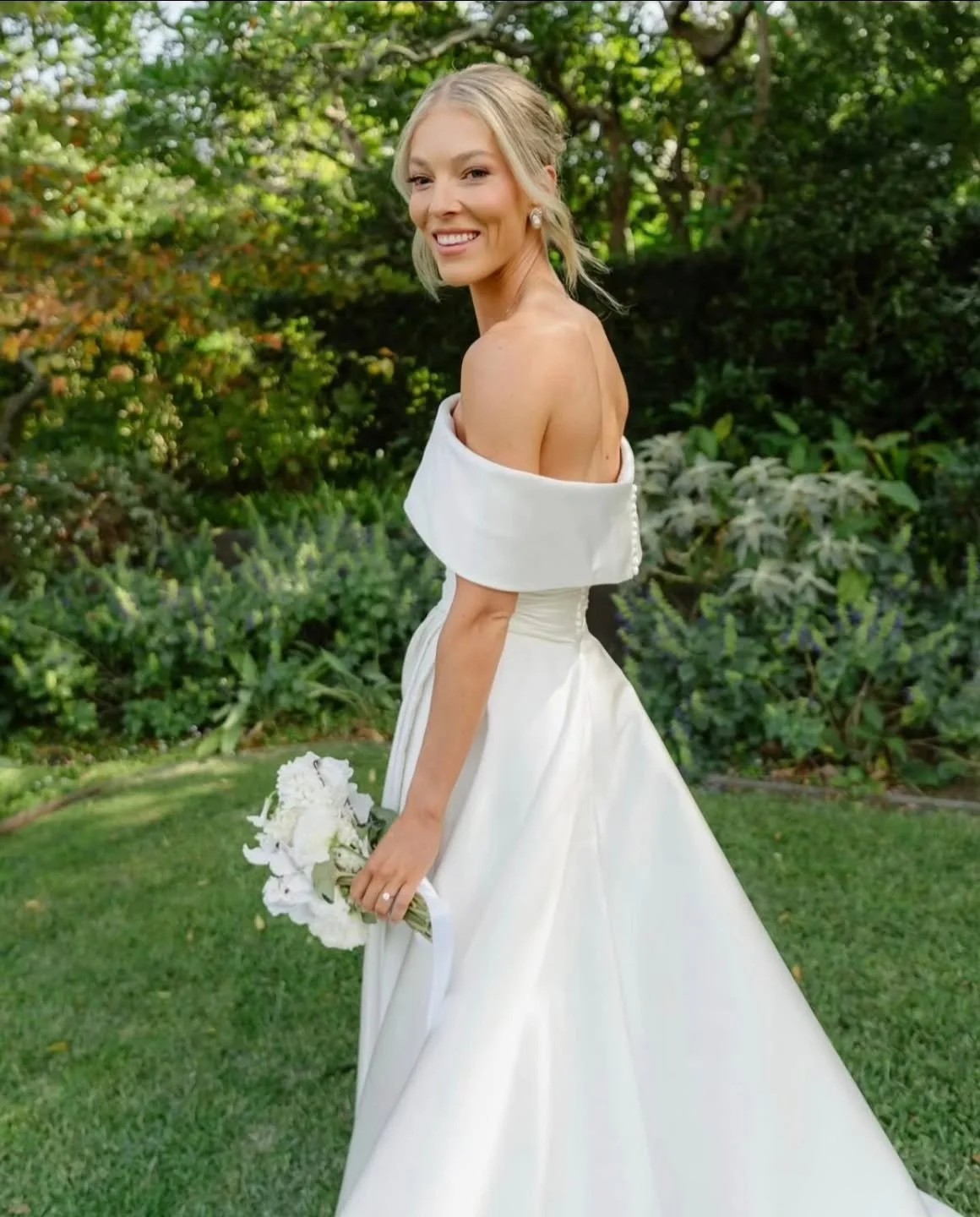 🤍 Alicia looked stunning in her #customlouisealvarez pure silk Mikado gown, finished with a detachable silk duchesse satin collar.The hand draped bodice nipped in on her waist and flowed into a dramatic full skirt, featuring a side front split and t