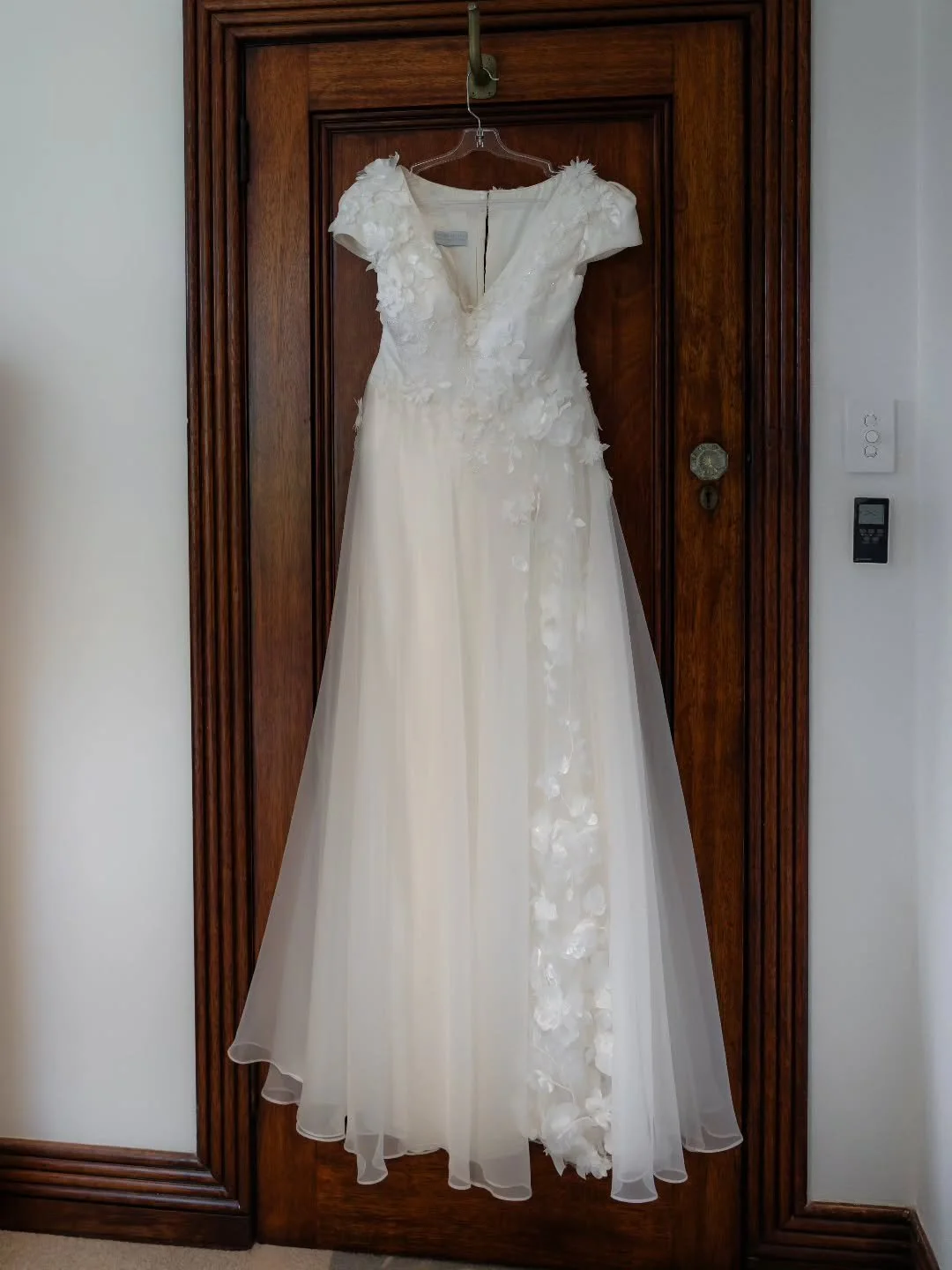 🩷🌸🌿 Olivia's beautiful custom Louise Alvarez gown was created using layers of silk organza and silk satin. Hoe gorgeous is the stunning simplicity of the clean design lines softened with 3d floral embroidery and beading details, trailing over the 