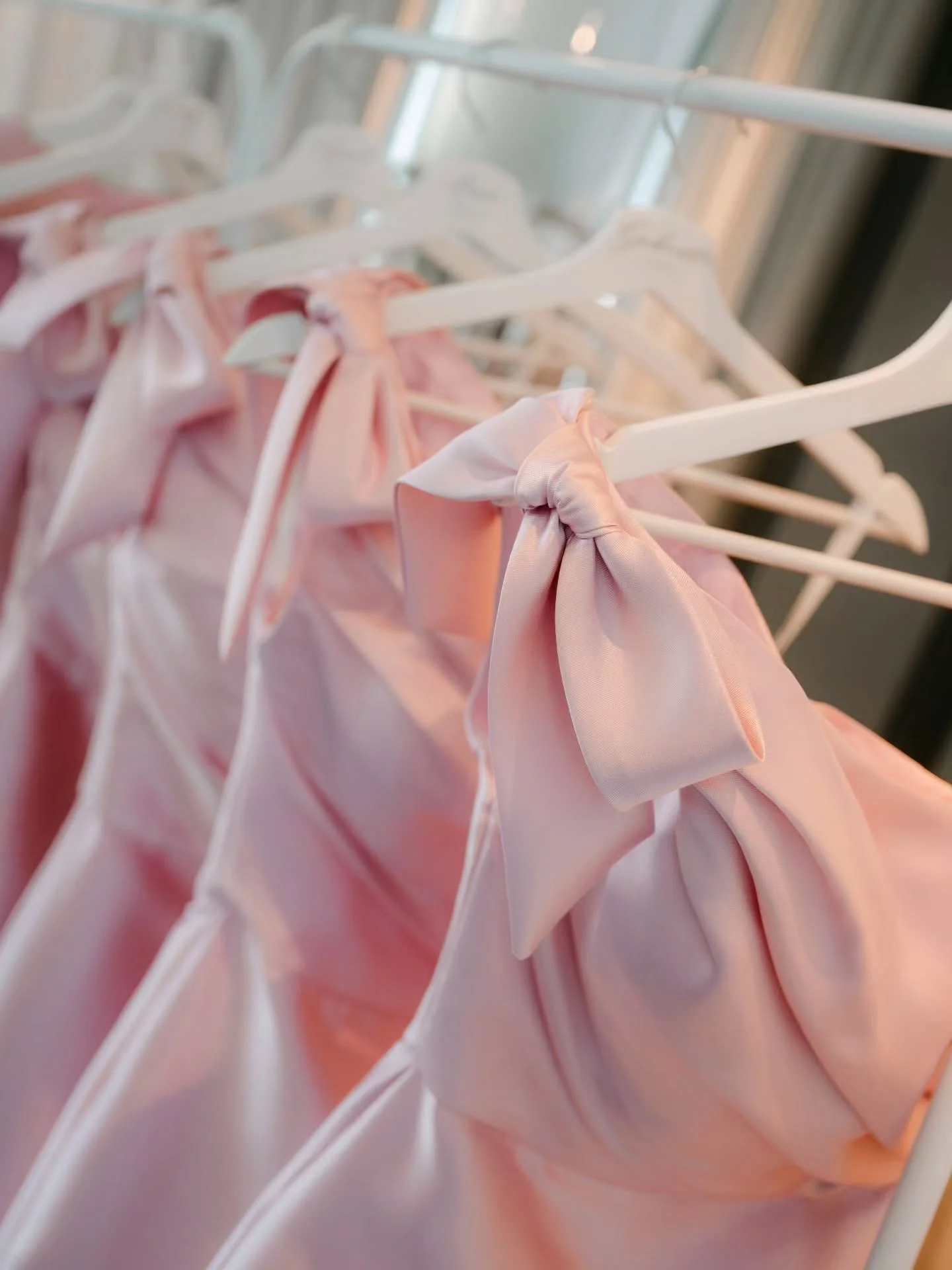 Pink lovliness! 💗 

Image @ashleyspagnoloweddings #pink #wedding #eveninggown #bridesmaids #louisealvarez
