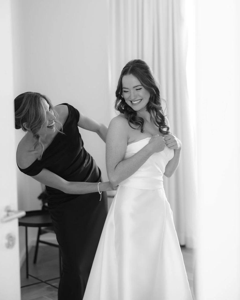 🥂✨️ 🤍 Georgia looked stunning in her #customlouisealvarez Mikado gown, the hand draped bodice nipped in on her waist and flowed into a dramatic full skirt, featuring a side front split and train.
@julianrrinaldi
#louisealvarez #louisealvarezcouture