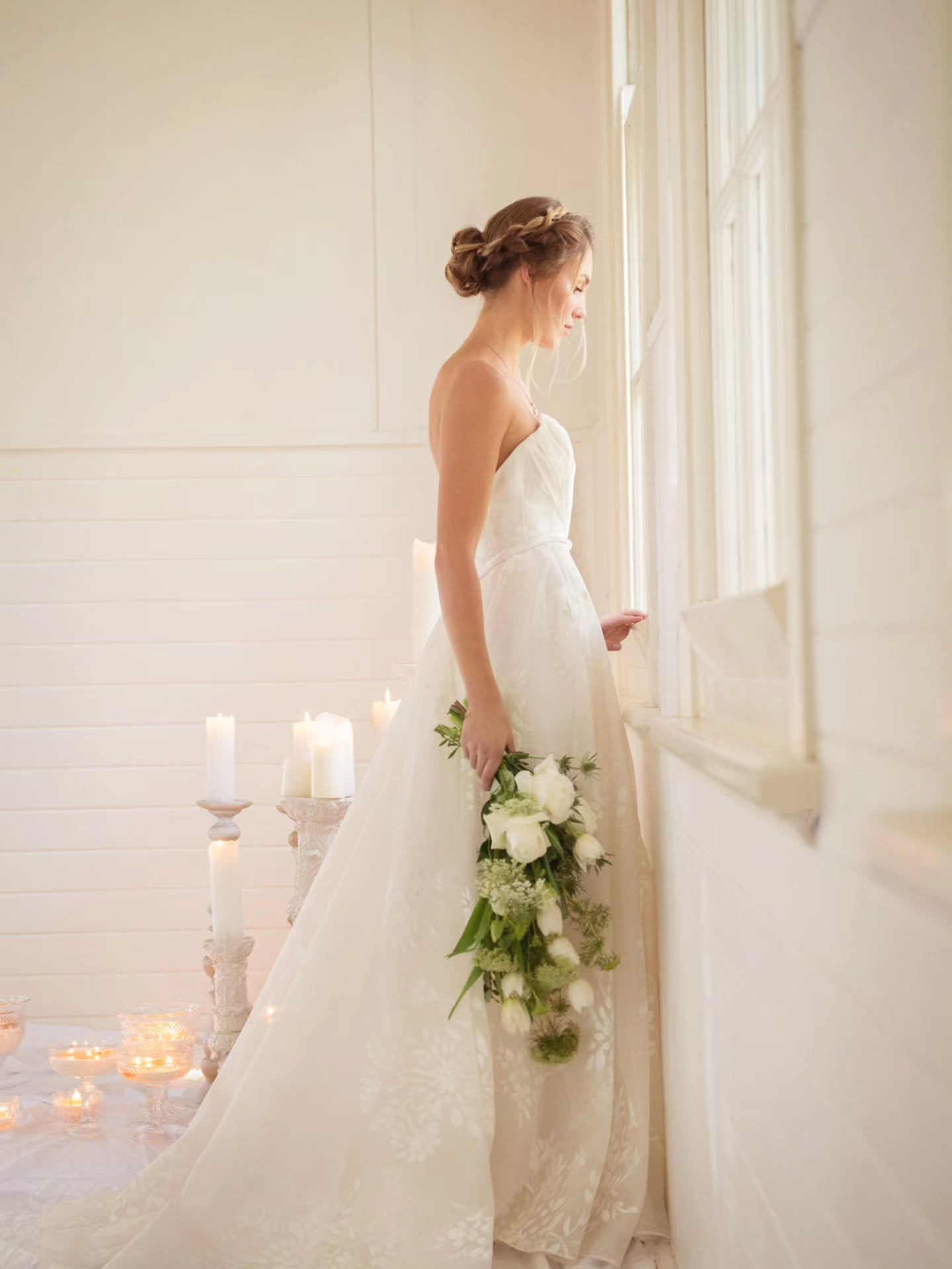 White on white 🤍

Photography @lisathompson 
Organic hair and make up @cathytolpiginmakeup 
Floral design @marialushfloraldesigner @oleriaemporium @sophie_ella_abernethy