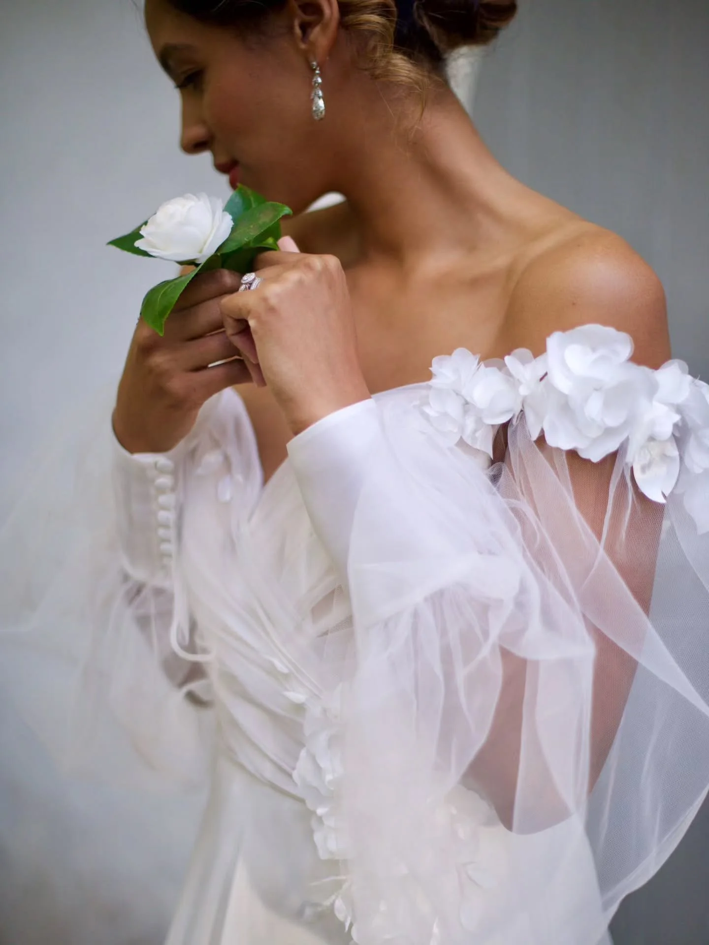 🤍 Camille gown 🤍 layers of sheer ultra feminine softness🌸🌿 Love this so much!

Photography @iragelormino Hair and Makeup @kristyohairmakeup Model @tjkxx_ in such a gorgeous setting @eryldenehistoric