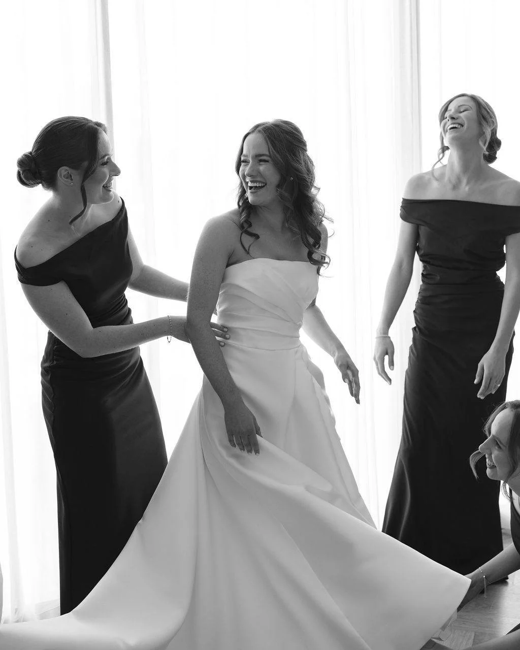 Our beautiful bride, Georgia with her bridesmaids 🥂✨️ 🤍 Georgia looked stunning wearing her #customlouisealvarez Mikado gown, the hand draped bodice nipped in on her waist and flowed into a dramatic full skirt, featuring a side front split and trai