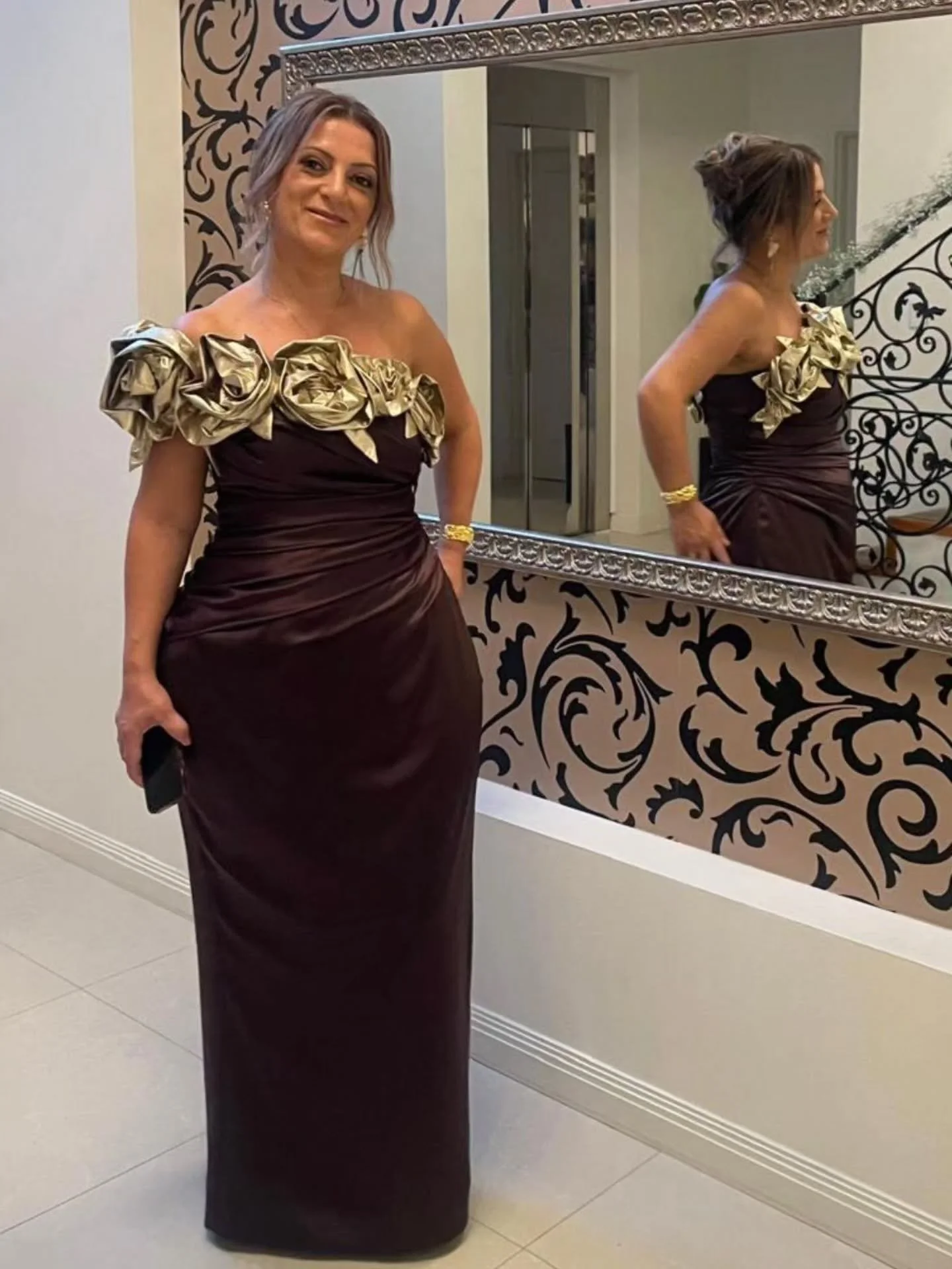 Mother of the bride Angela looked stunning last weekend, wearing her custom #louisealvarez gown. Draped to perfection in Espresso satin, her gown featured hand made golden flowers at the neckline 💛 Xx

#motherofthebride #eveninggown #eveningdress #f