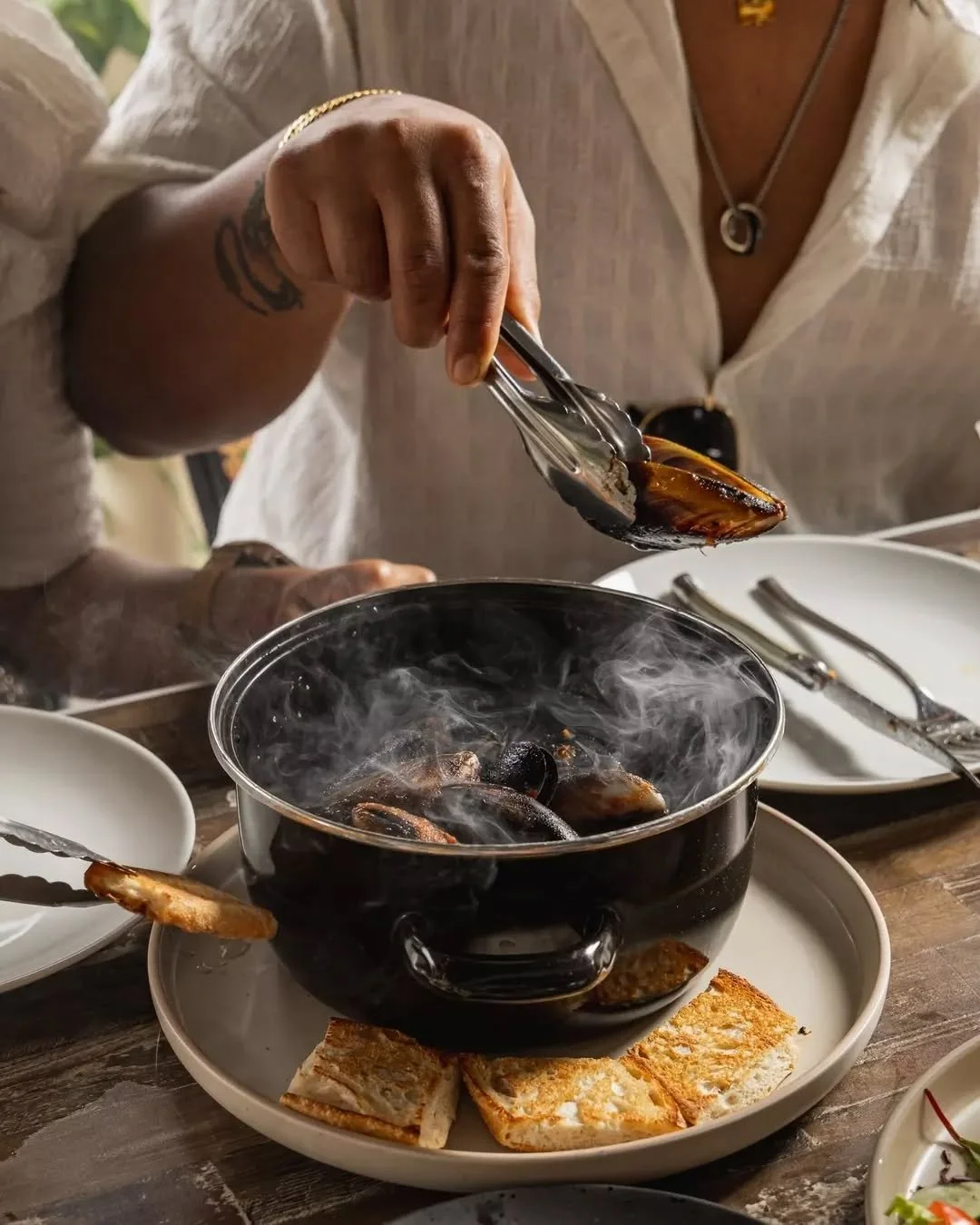 Dive into our Mussels Pot, a seafood experience made to share.

Choose from rich Napolitana sauce or delicate white wine sauce, served with a fresh baguette for dipping. Pair perfectly with a glass of Chateau Ragotiere Muscadet and let the flavours t