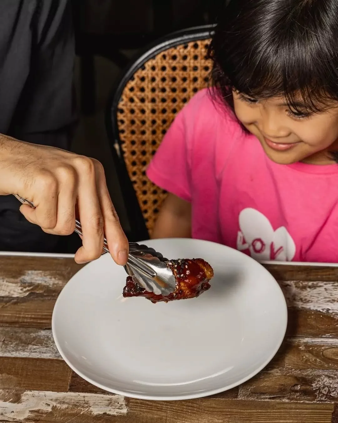 From the kids digging into their favourite comfort dishes to you raising a glass with friends over great foo, we has something for everyone. ✨

And our chicken wings? A crowd favourite that keeps every age coming back for more.

#SmoqueBrasserie #Cha