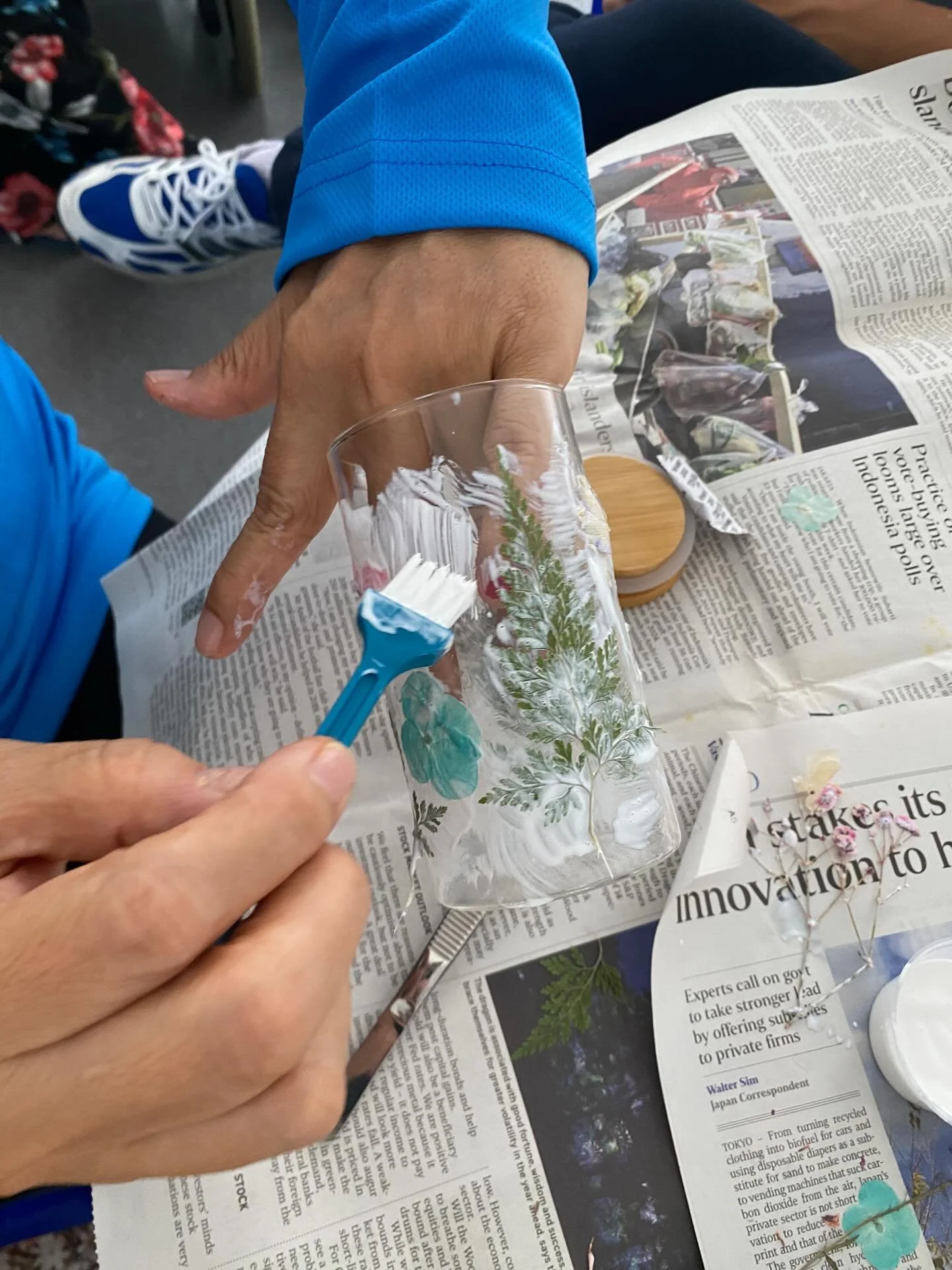 Our final session of nature-based activities with the seniors at Bukit Panjang introduced them to the art of decoupage on glass containers. ✨

A slightly challenging yet fulfilling activity, it engaged both physical and cognitive skills: from holding