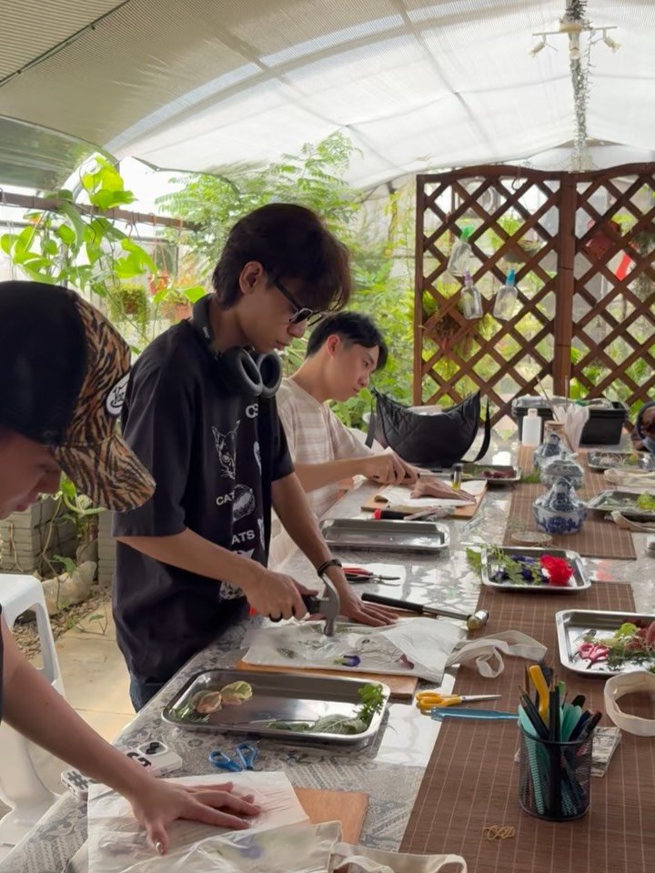 Throwback to last month, when we hosted students from the NAFA-UAS Diploma in Design (Landscape and Architecture) for a Hapa Zome session.

It was a wonderful opportunity to explore creativity through nature, hands-on making, and material experimenta